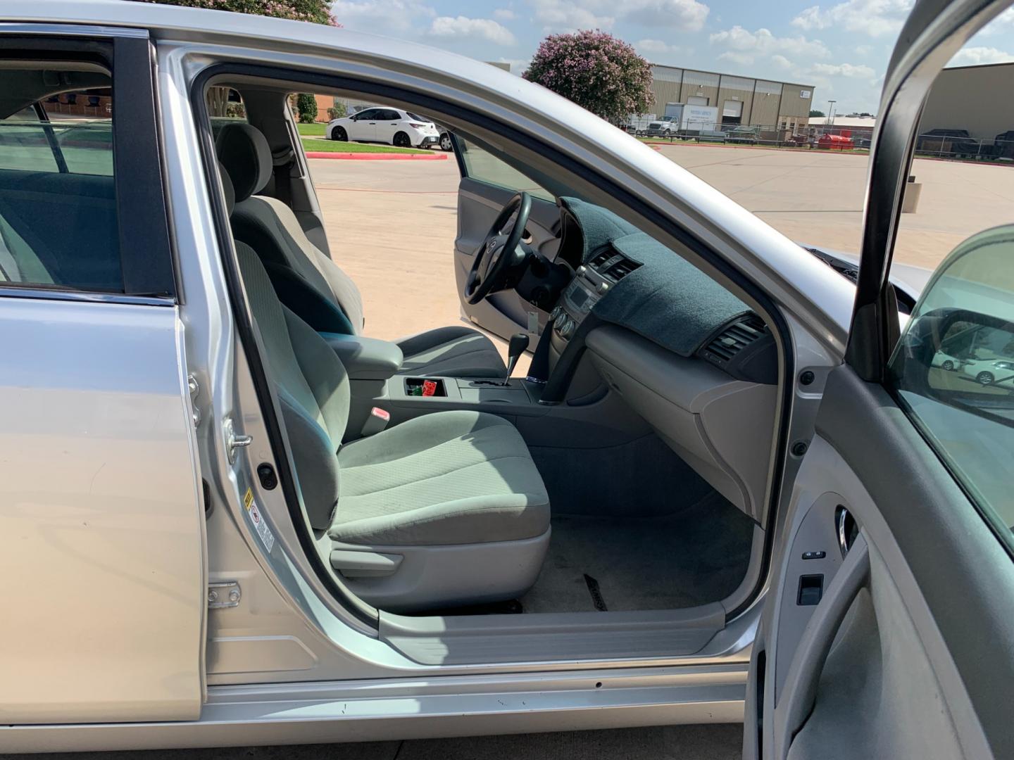 2009 silver Toyota Camry LE V6 6-Spd AT (4T1BK46K39U) with an 3.5L V6 DOHC 24V engine, 6-Speed Automatic Overdrive transmission, located at 14700 Tomball Parkway 249, Houston, TX, 77086, (281) 444-2200, 29.928619, -95.504074 - Photo#11