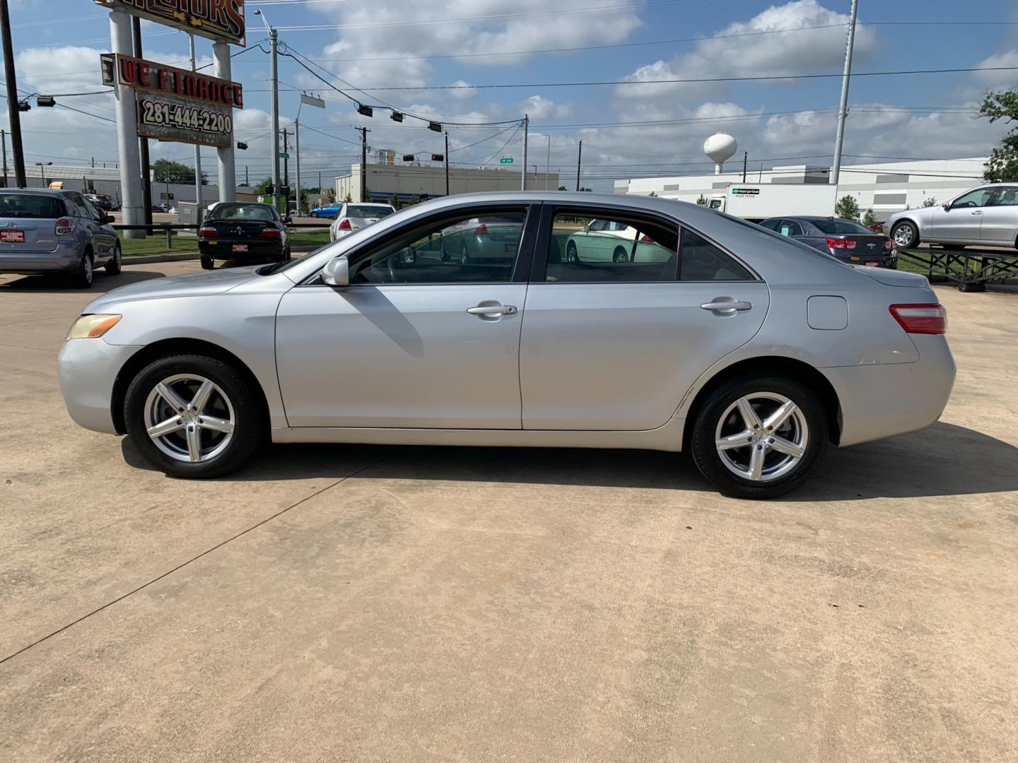 2009 silver Toyota Camry LE V6 6-Spd AT (4T1BK46K39U) with an 3.5L V6 DOHC 24V engine, 6-Speed Automatic Overdrive transmission, located at 14700 Tomball Parkway 249, Houston, TX, 77086, (281) 444-2200, 29.928619, -95.504074 - Photo#3