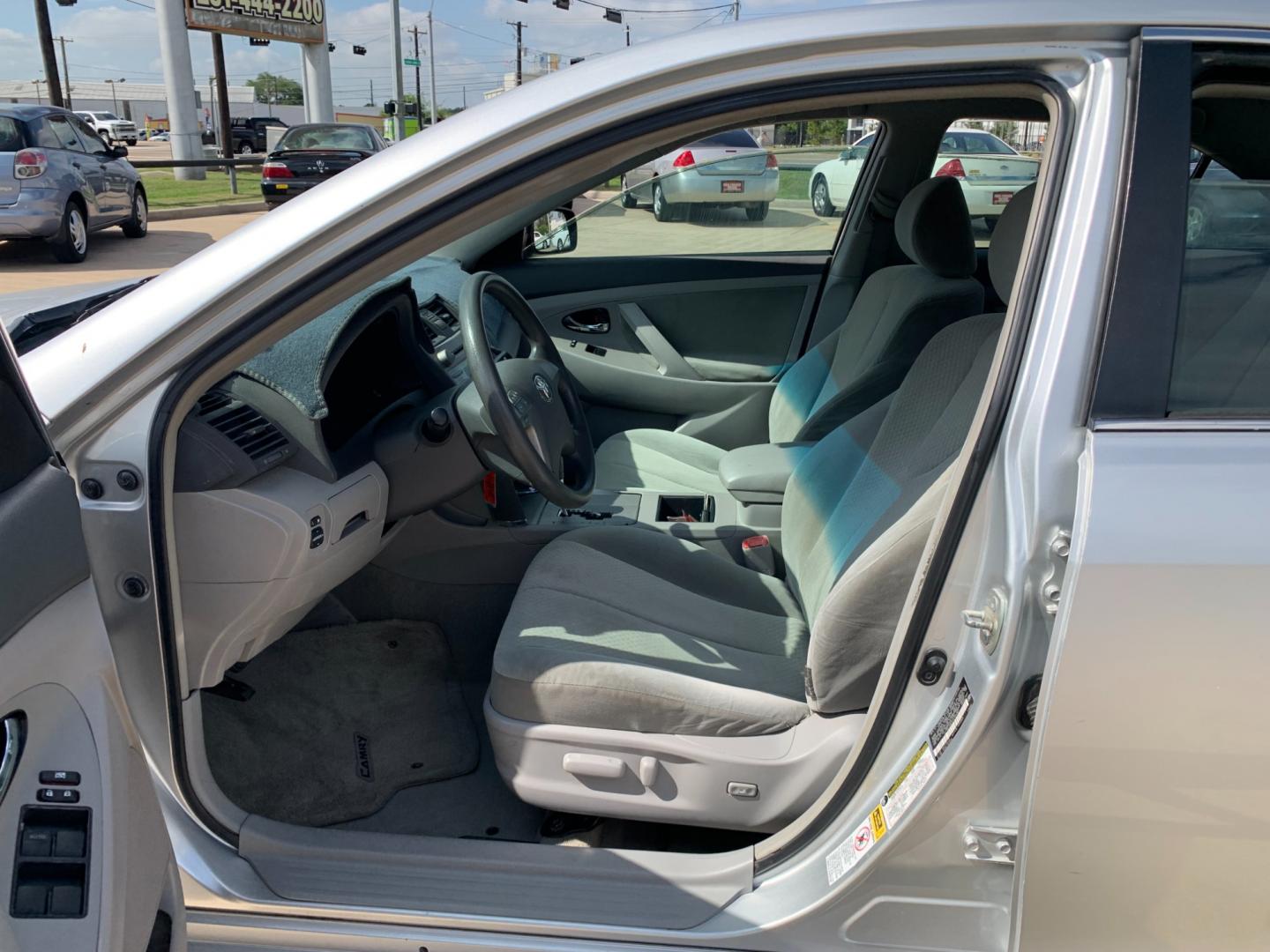 2009 silver Toyota Camry LE V6 6-Spd AT (4T1BK46K39U) with an 3.5L V6 DOHC 24V engine, 6-Speed Automatic Overdrive transmission, located at 14700 Tomball Parkway 249, Houston, TX, 77086, (281) 444-2200, 29.928619, -95.504074 - Photo#8