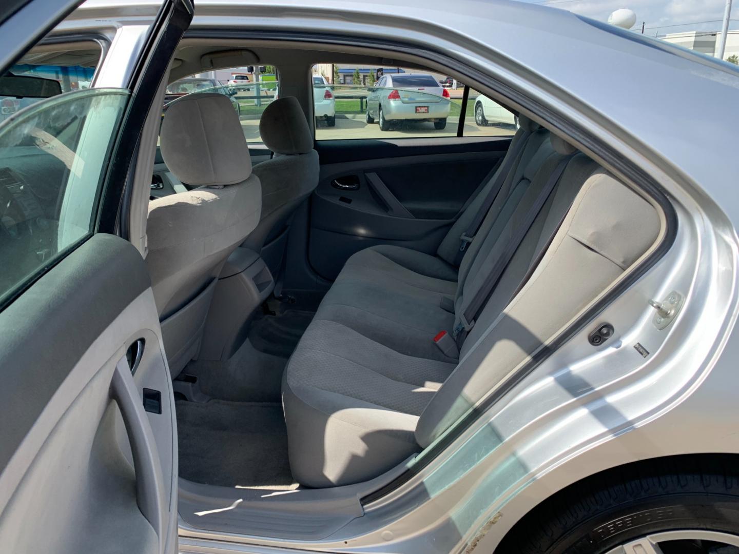 2009 silver Toyota Camry LE V6 6-Spd AT (4T1BK46K39U) with an 3.5L V6 DOHC 24V engine, 6-Speed Automatic Overdrive transmission, located at 14700 Tomball Parkway 249, Houston, TX, 77086, (281) 444-2200, 29.928619, -95.504074 - Photo#9