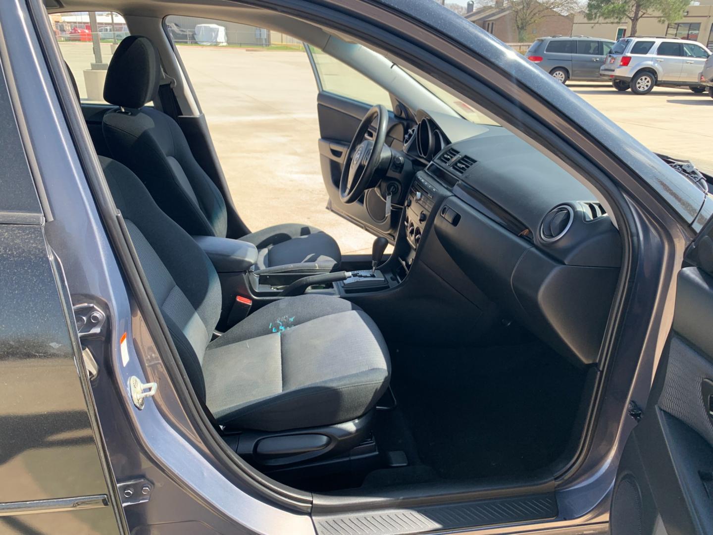 2008 Black /black Mazda MAZDA3 i Sport 4-Door (JM1BK32FX81) with an 2.0L L4 DOHC 16V engine, Automatic transmission, located at 14700 Tomball Parkway 249, Houston, TX, 77086, (281) 444-2200, 29.928619, -95.504074 - Photo#11