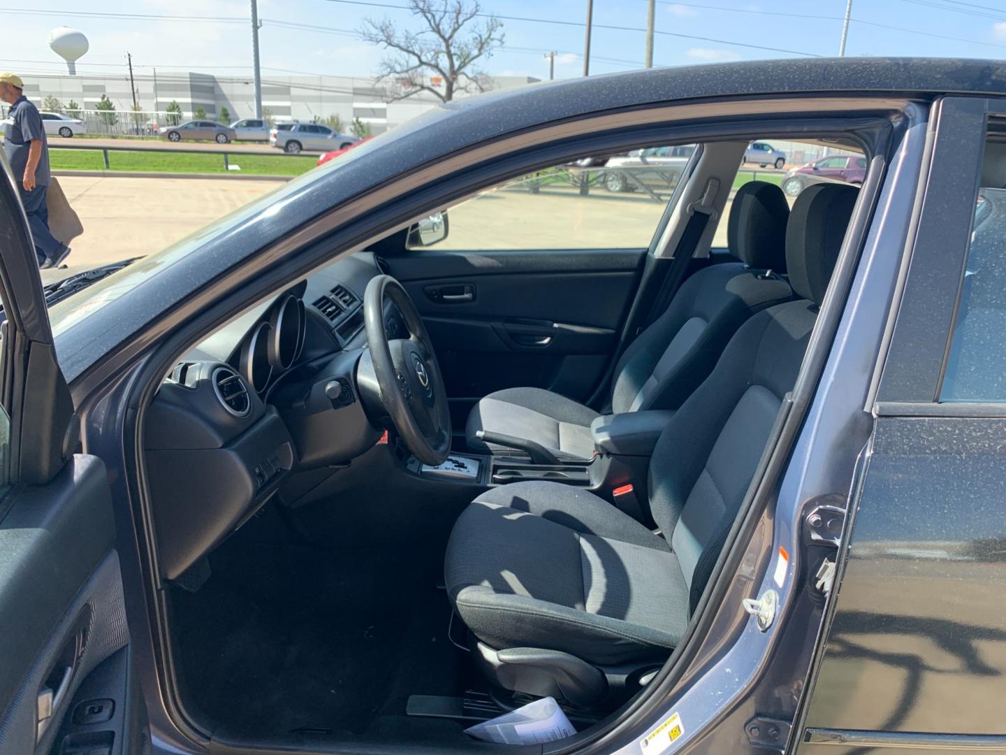 2008 Black /black Mazda MAZDA3 i Sport 4-Door (JM1BK32FX81) with an 2.0L L4 DOHC 16V engine, Automatic transmission, located at 14700 Tomball Parkway 249, Houston, TX, 77086, (281) 444-2200, 29.928619, -95.504074 - Photo#8