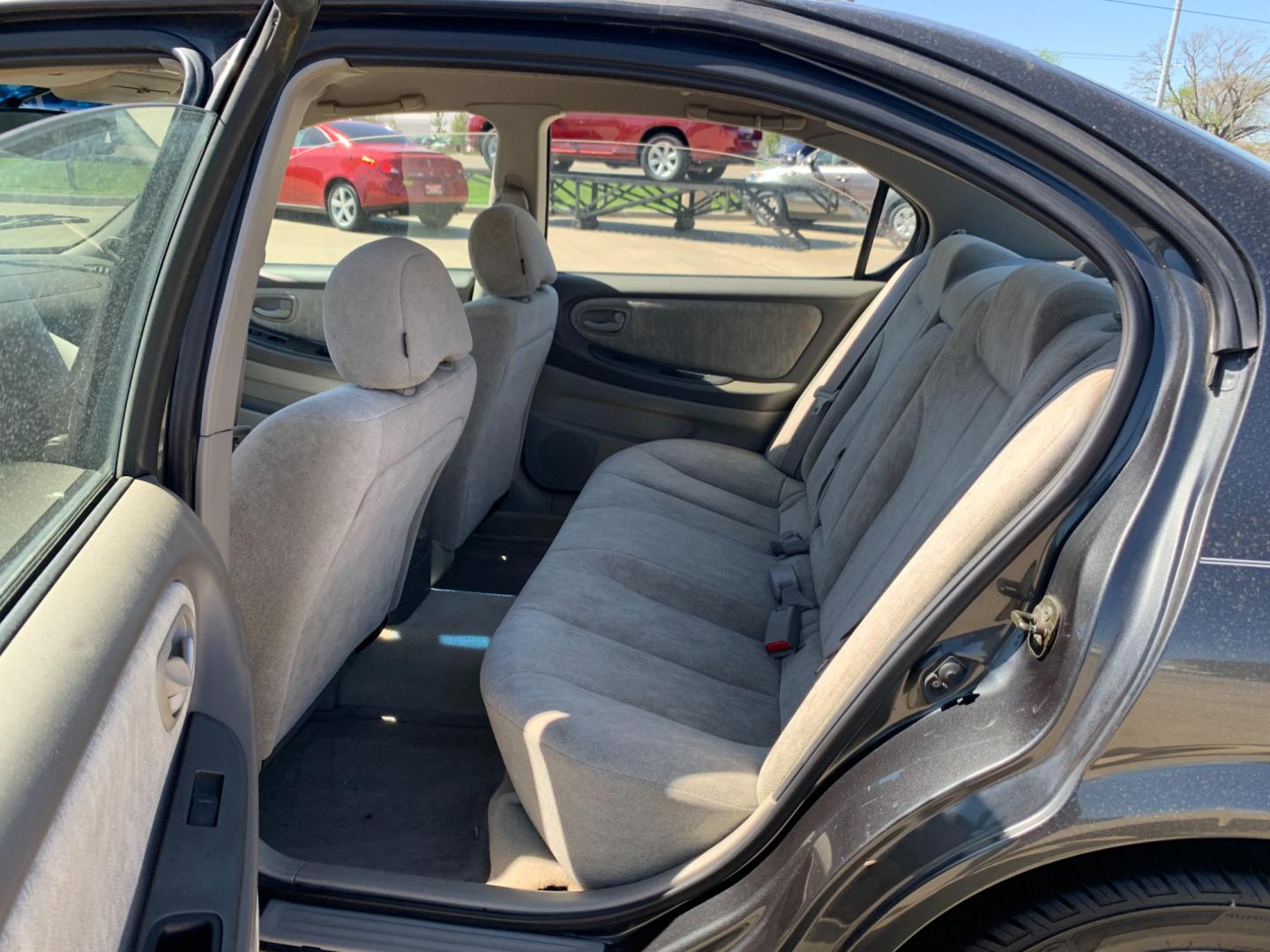 2001 GRAY Nissan Maxima GLE (JN1CA31D41T) with an 3.0L V6 DOHC 24V engine, 4-Speed Automatic Overdrive transmission, located at 14700 Tomball Parkway 249, Houston, TX, 77086, (281) 444-2200, 29.928619, -95.504074 - Photo#9