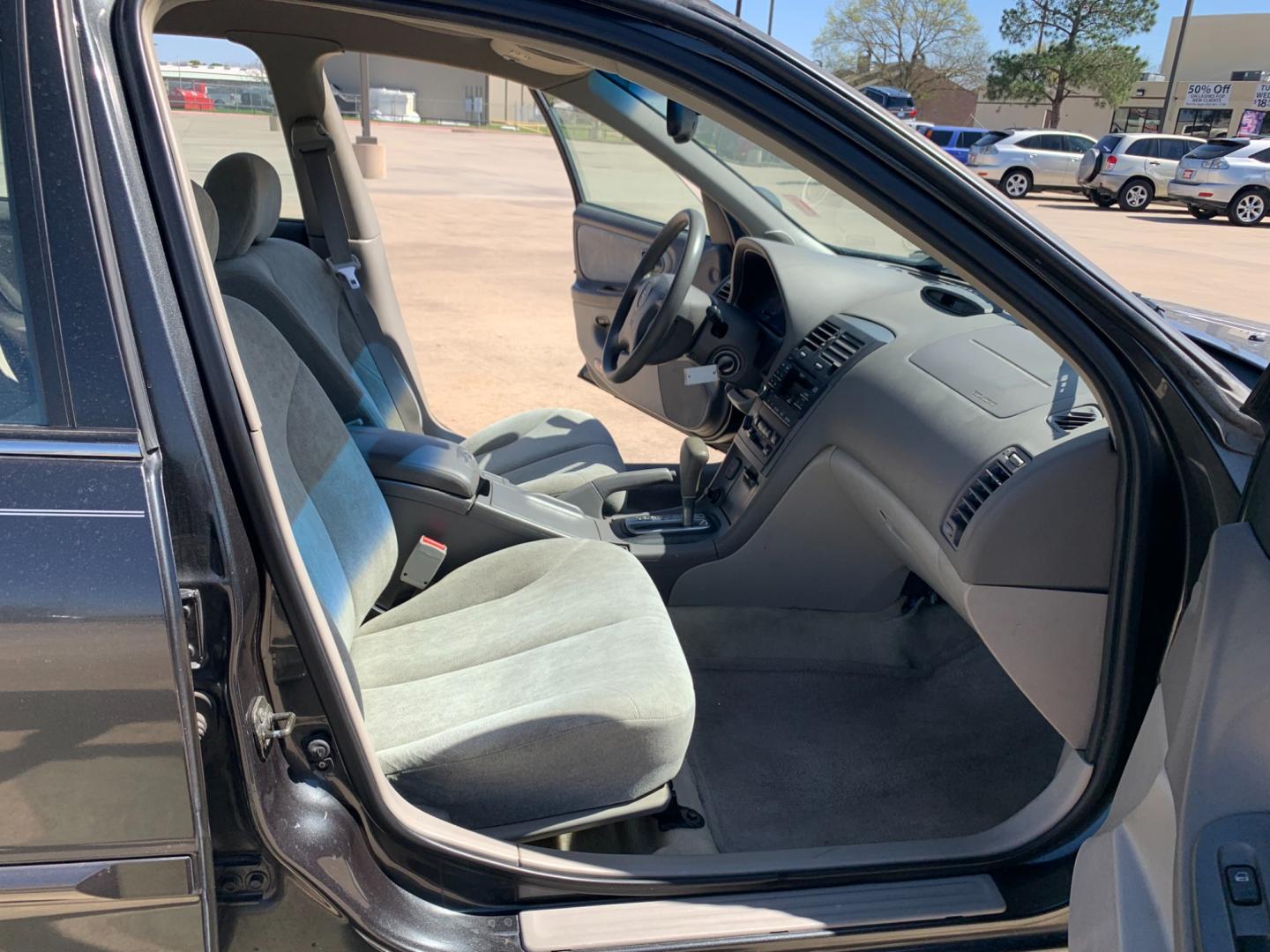 2001 GRAY Nissan Maxima GLE (JN1CA31D41T) with an 3.0L V6 DOHC 24V engine, 4-Speed Automatic Overdrive transmission, located at 14700 Tomball Parkway 249, Houston, TX, 77086, (281) 444-2200, 29.928619, -95.504074 - Photo#11