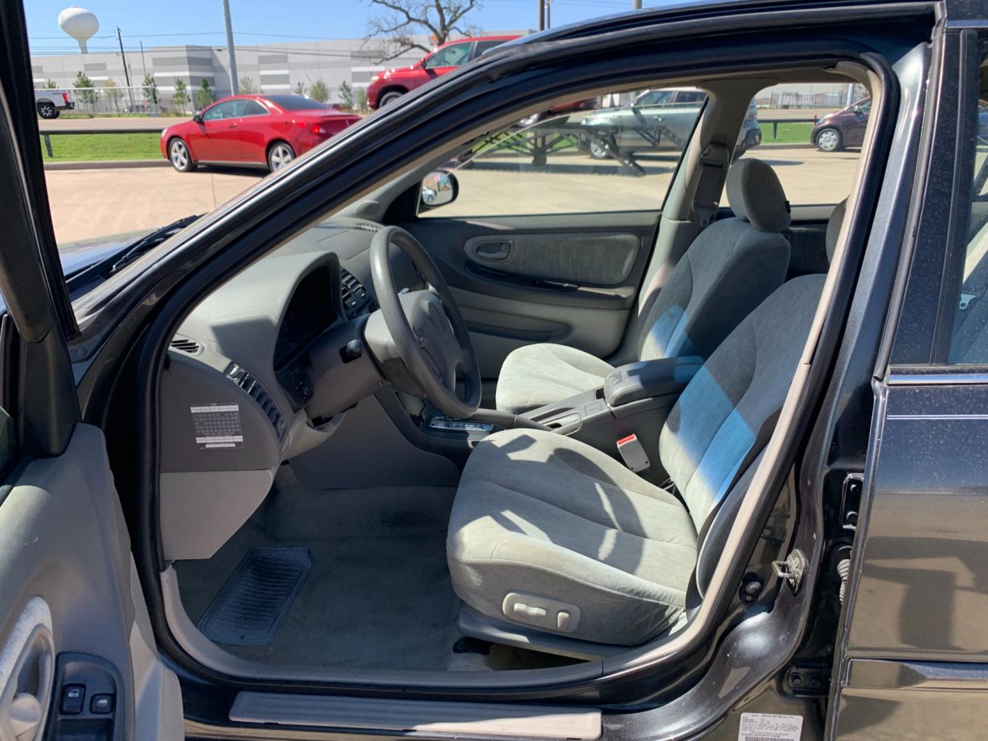 2001 GRAY Nissan Maxima GLE (JN1CA31D41T) with an 3.0L V6 DOHC 24V engine, 4-Speed Automatic Overdrive transmission, located at 14700 Tomball Parkway 249, Houston, TX, 77086, (281) 444-2200, 29.928619, -95.504074 - Photo#8