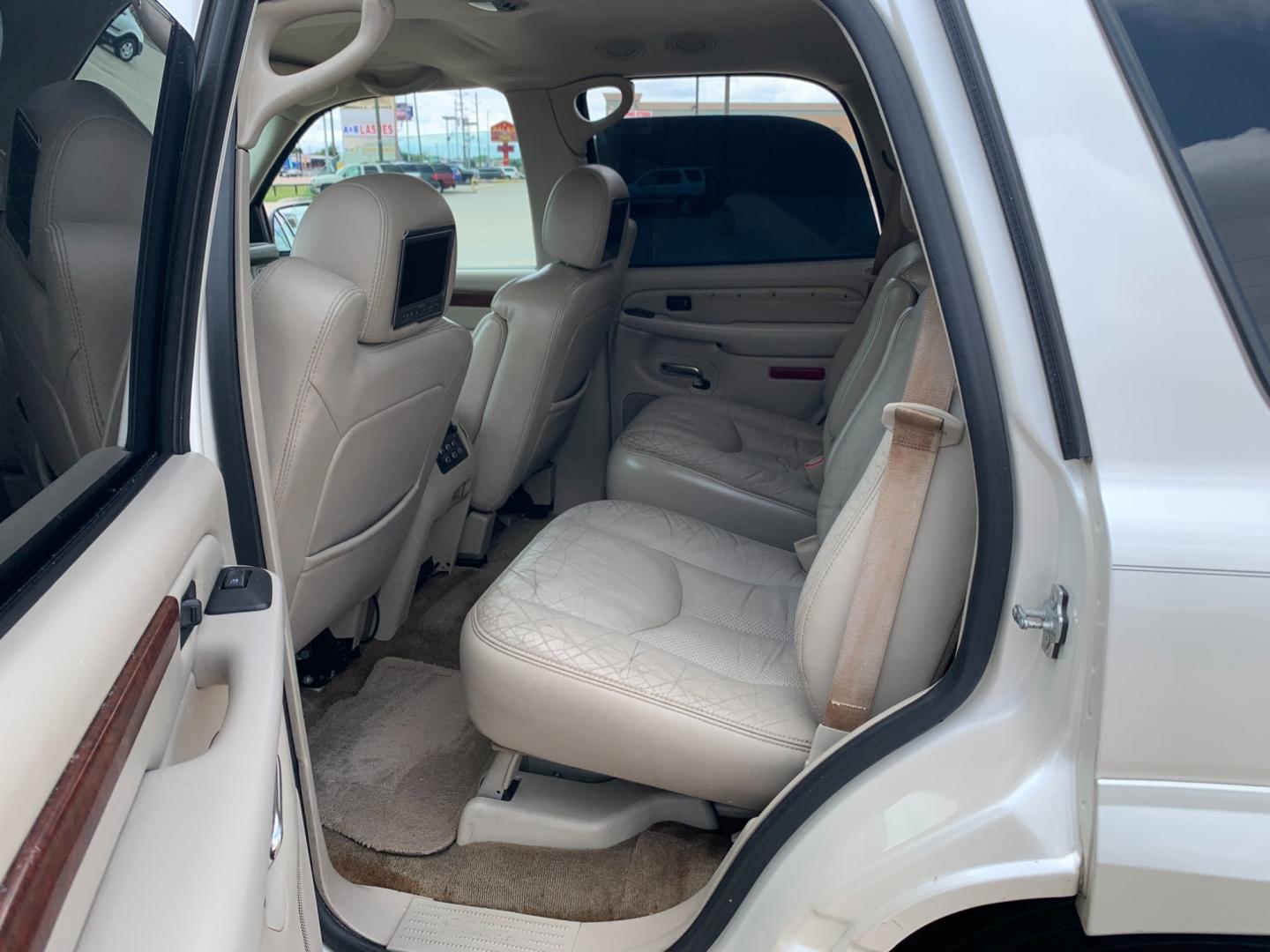 2005 white Cadillac Escalade 2WD (1GYEC63T95R) with an 5.3L V8 OHV 16V engine, 4-Speed Automatic Overdrive transmission, located at 14700 Tomball Parkway 249, Houston, TX, 77086, (281) 444-2200, 29.928619, -95.504074 - Photo#9