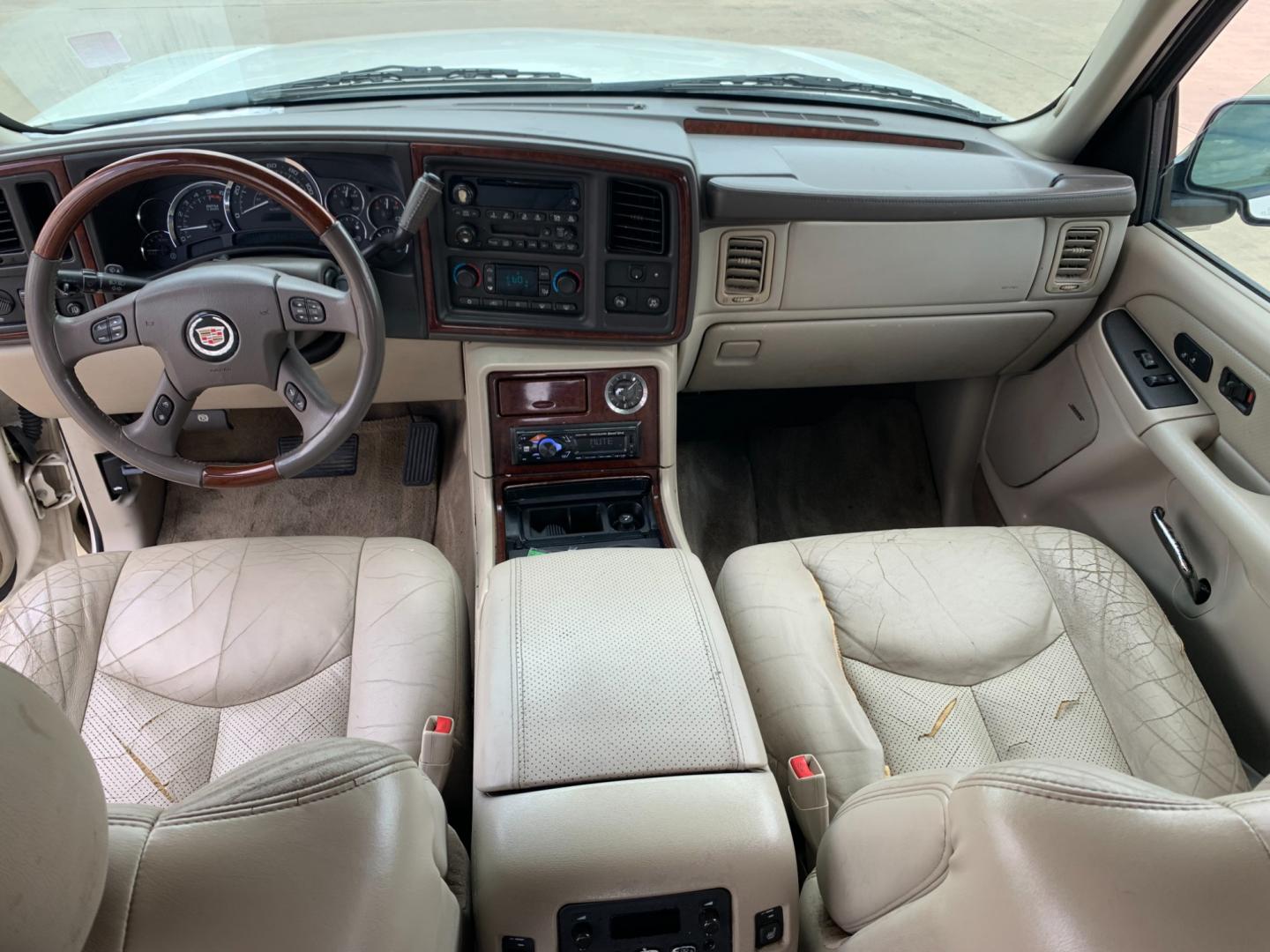 2005 white Cadillac Escalade 2WD (1GYEC63T95R) with an 5.3L V8 OHV 16V engine, 4-Speed Automatic Overdrive transmission, located at 14700 Tomball Parkway 249, Houston, TX, 77086, (281) 444-2200, 29.928619, -95.504074 - Photo#10