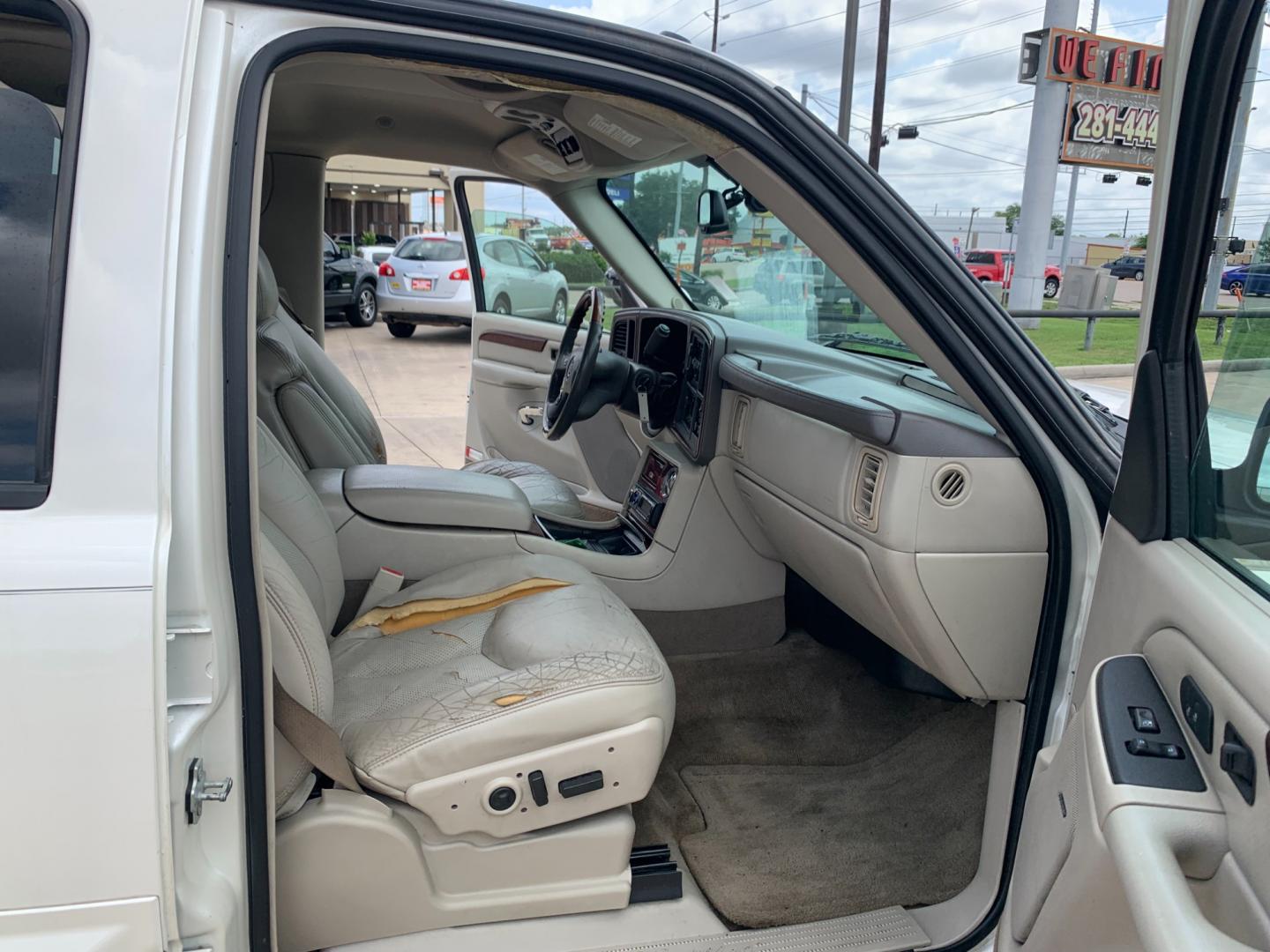 2005 white Cadillac Escalade 2WD (1GYEC63T95R) with an 5.3L V8 OHV 16V engine, 4-Speed Automatic Overdrive transmission, located at 14700 Tomball Parkway 249, Houston, TX, 77086, (281) 444-2200, 29.928619, -95.504074 - Photo#11