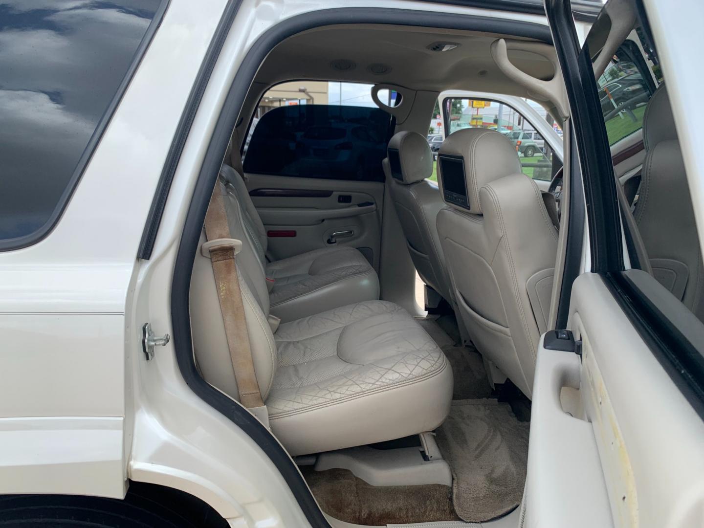 2005 white Cadillac Escalade 2WD (1GYEC63T95R) with an 5.3L V8 OHV 16V engine, 4-Speed Automatic Overdrive transmission, located at 14700 Tomball Parkway 249, Houston, TX, 77086, (281) 444-2200, 29.928619, -95.504074 - Photo#12