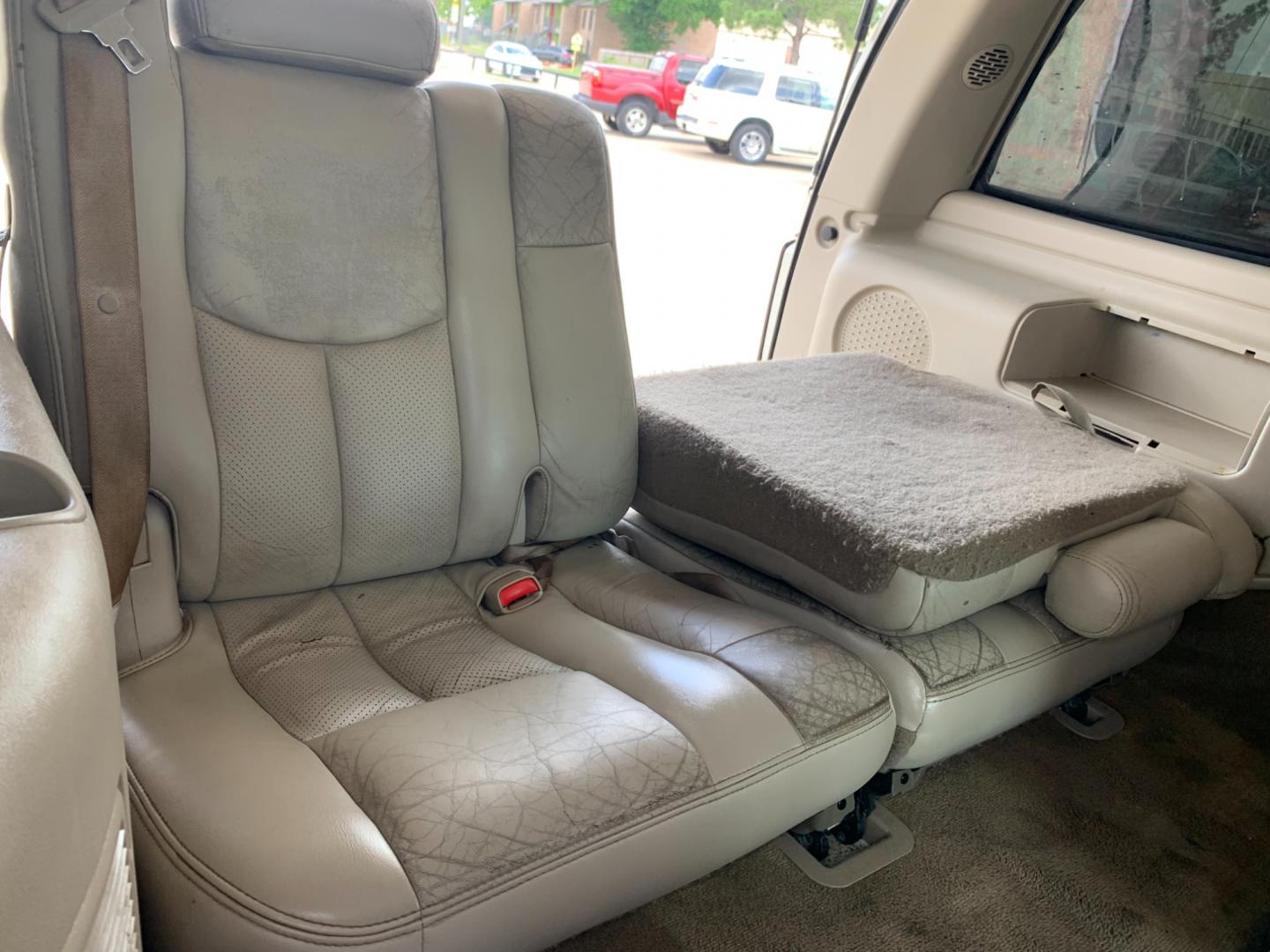 2005 white Cadillac Escalade 2WD (1GYEC63T95R) with an 5.3L V8 OHV 16V engine, 4-Speed Automatic Overdrive transmission, located at 14700 Tomball Parkway 249, Houston, TX, 77086, (281) 444-2200, 29.928619, -95.504074 - Photo#13