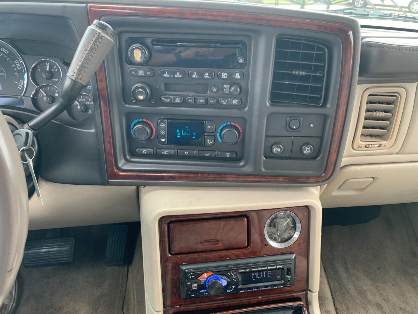 2005 white Cadillac Escalade 2WD (1GYEC63T95R) with an 5.3L V8 OHV 16V engine, 4-Speed Automatic Overdrive transmission, located at 14700 Tomball Parkway 249, Houston, TX, 77086, (281) 444-2200, 29.928619, -95.504074 - Photo#15