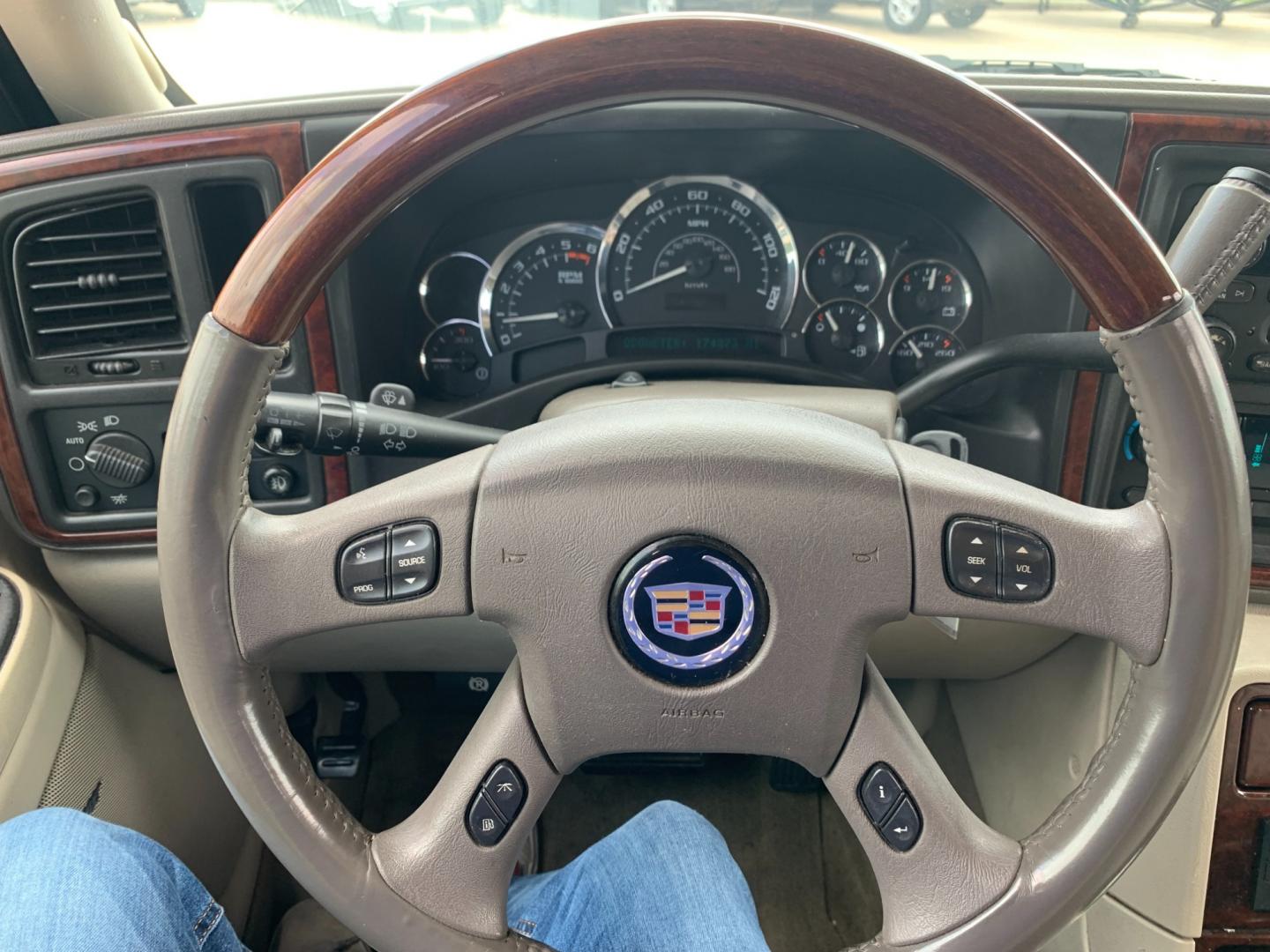 2005 white Cadillac Escalade 2WD (1GYEC63T95R) with an 5.3L V8 OHV 16V engine, 4-Speed Automatic Overdrive transmission, located at 14700 Tomball Parkway 249, Houston, TX, 77086, (281) 444-2200, 29.928619, -95.504074 - Photo#16