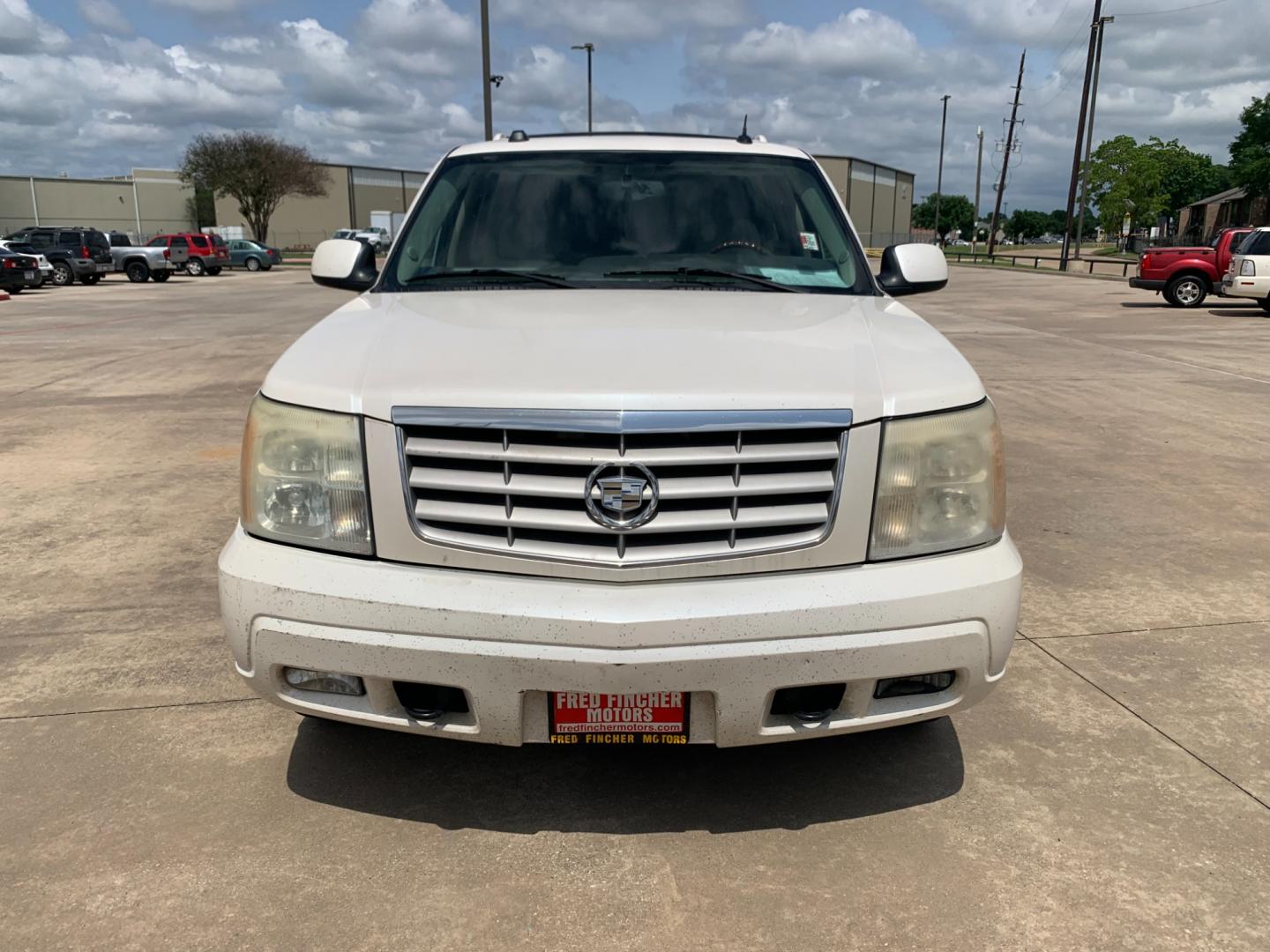 2005 white Cadillac Escalade 2WD (1GYEC63T95R) with an 5.3L V8 OHV 16V engine, 4-Speed Automatic Overdrive transmission, located at 14700 Tomball Parkway 249, Houston, TX, 77086, (281) 444-2200, 29.928619, -95.504074 - Photo#1