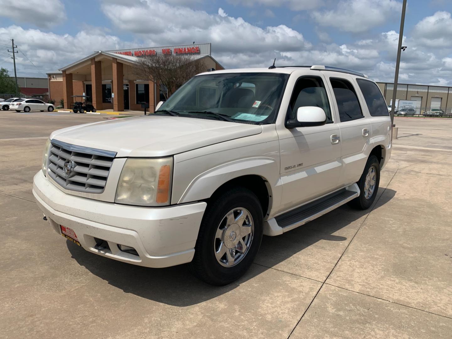 2005 white Cadillac Escalade 2WD (1GYEC63T95R) with an 5.3L V8 OHV 16V engine, 4-Speed Automatic Overdrive transmission, located at 14700 Tomball Parkway 249, Houston, TX, 77086, (281) 444-2200, 29.928619, -95.504074 - Photo#2