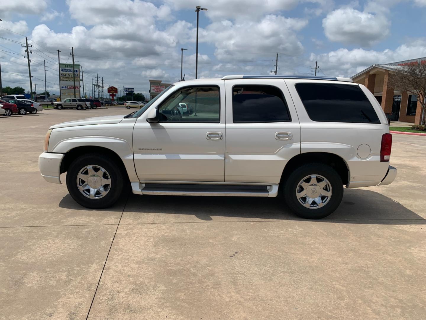 2005 white Cadillac Escalade 2WD (1GYEC63T95R) with an 5.3L V8 OHV 16V engine, 4-Speed Automatic Overdrive transmission, located at 14700 Tomball Parkway 249, Houston, TX, 77086, (281) 444-2200, 29.928619, -95.504074 - Photo#3