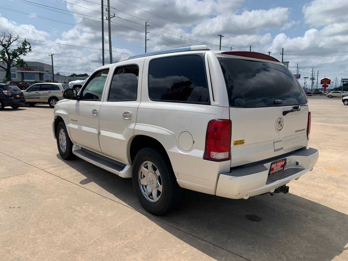 2005 white Cadillac Escalade 2WD (1GYEC63T95R) with an 5.3L V8 OHV 16V engine, 4-Speed Automatic Overdrive transmission, located at 14700 Tomball Parkway 249, Houston, TX, 77086, (281) 444-2200, 29.928619, -95.504074 - Photo#4