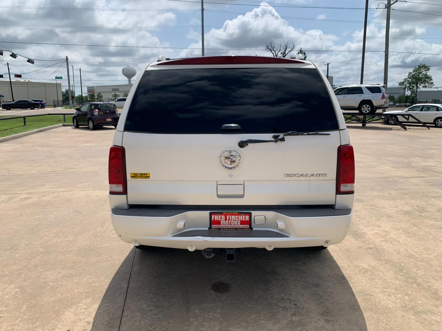 2005 white Cadillac Escalade 2WD (1GYEC63T95R) with an 5.3L V8 OHV 16V engine, 4-Speed Automatic Overdrive transmission, located at 14700 Tomball Parkway 249, Houston, TX, 77086, (281) 444-2200, 29.928619, -95.504074 - Photo#5