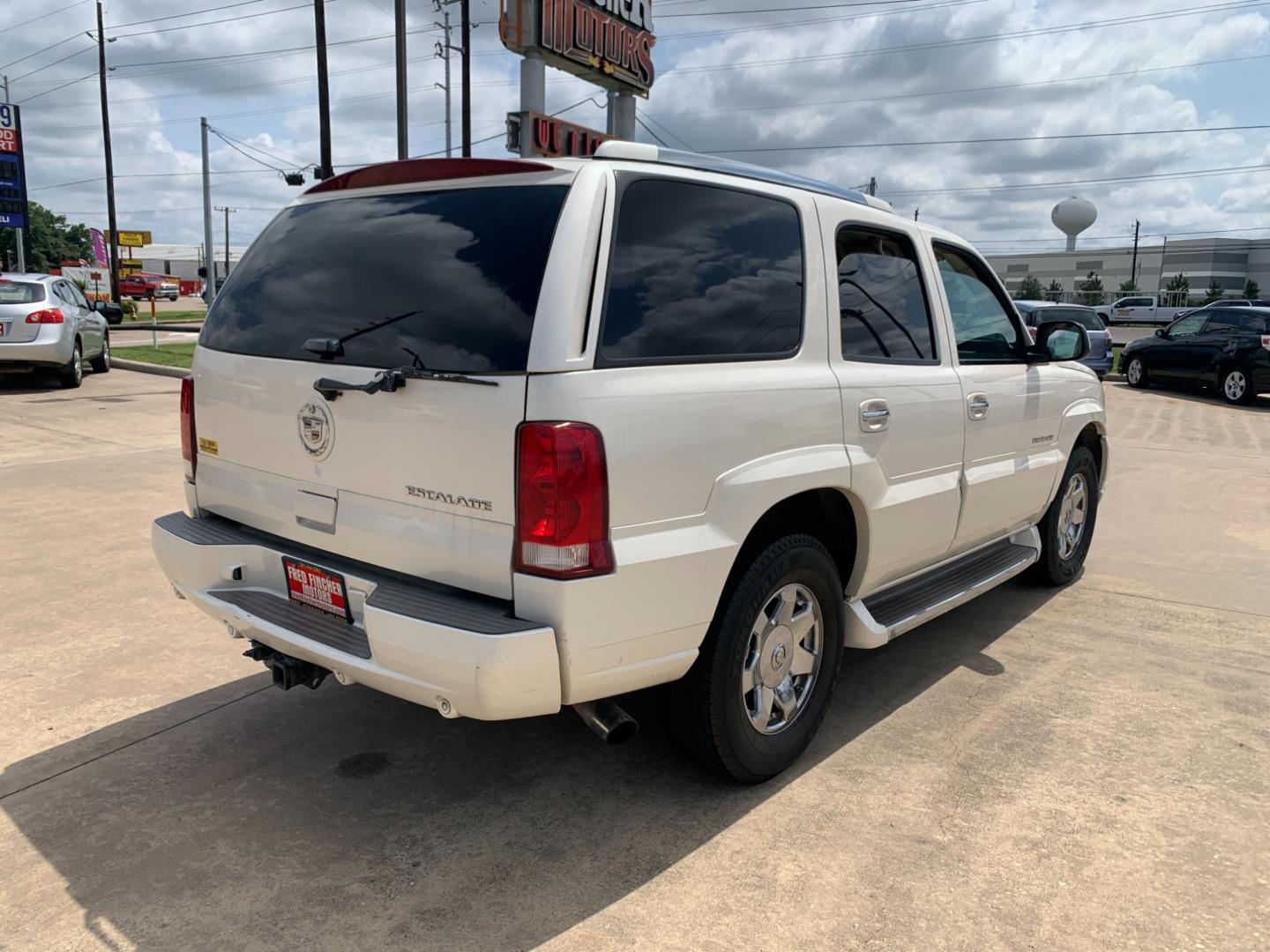 2005 white Cadillac Escalade 2WD (1GYEC63T95R) with an 5.3L V8 OHV 16V engine, 4-Speed Automatic Overdrive transmission, located at 14700 Tomball Parkway 249, Houston, TX, 77086, (281) 444-2200, 29.928619, -95.504074 - Photo#6