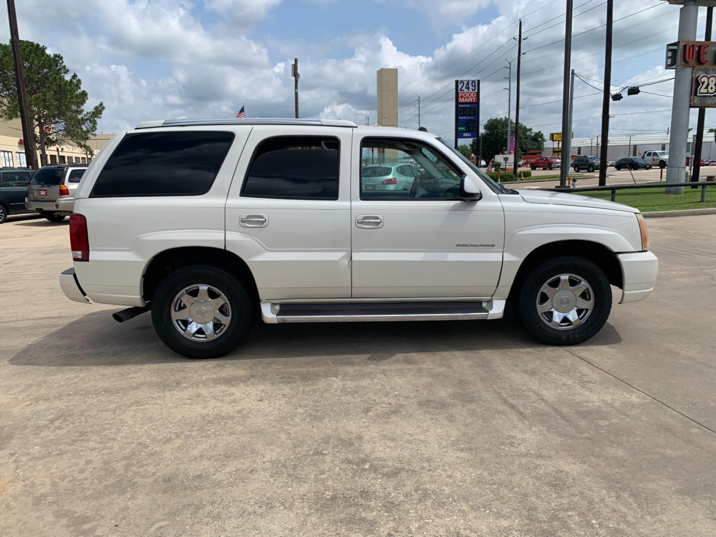 2005 white Cadillac Escalade 2WD (1GYEC63T95R) with an 5.3L V8 OHV 16V engine, 4-Speed Automatic Overdrive transmission, located at 14700 Tomball Parkway 249, Houston, TX, 77086, (281) 444-2200, 29.928619, -95.504074 - Photo#7