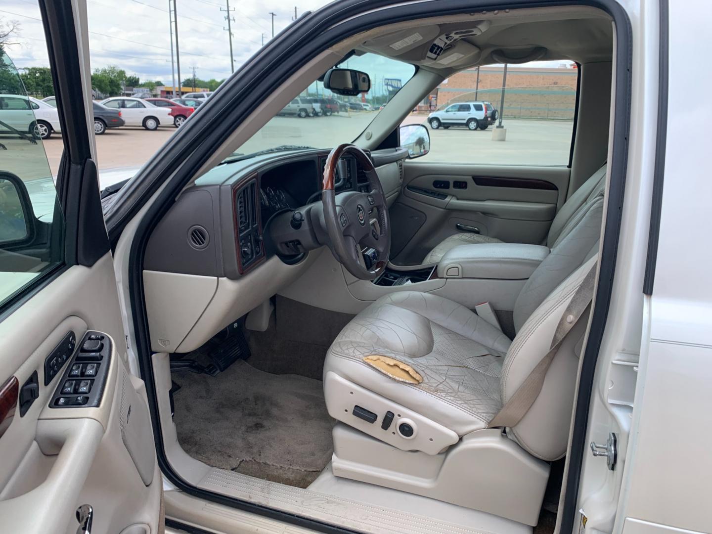 2005 white Cadillac Escalade 2WD (1GYEC63T95R) with an 5.3L V8 OHV 16V engine, 4-Speed Automatic Overdrive transmission, located at 14700 Tomball Parkway 249, Houston, TX, 77086, (281) 444-2200, 29.928619, -95.504074 - Photo#8