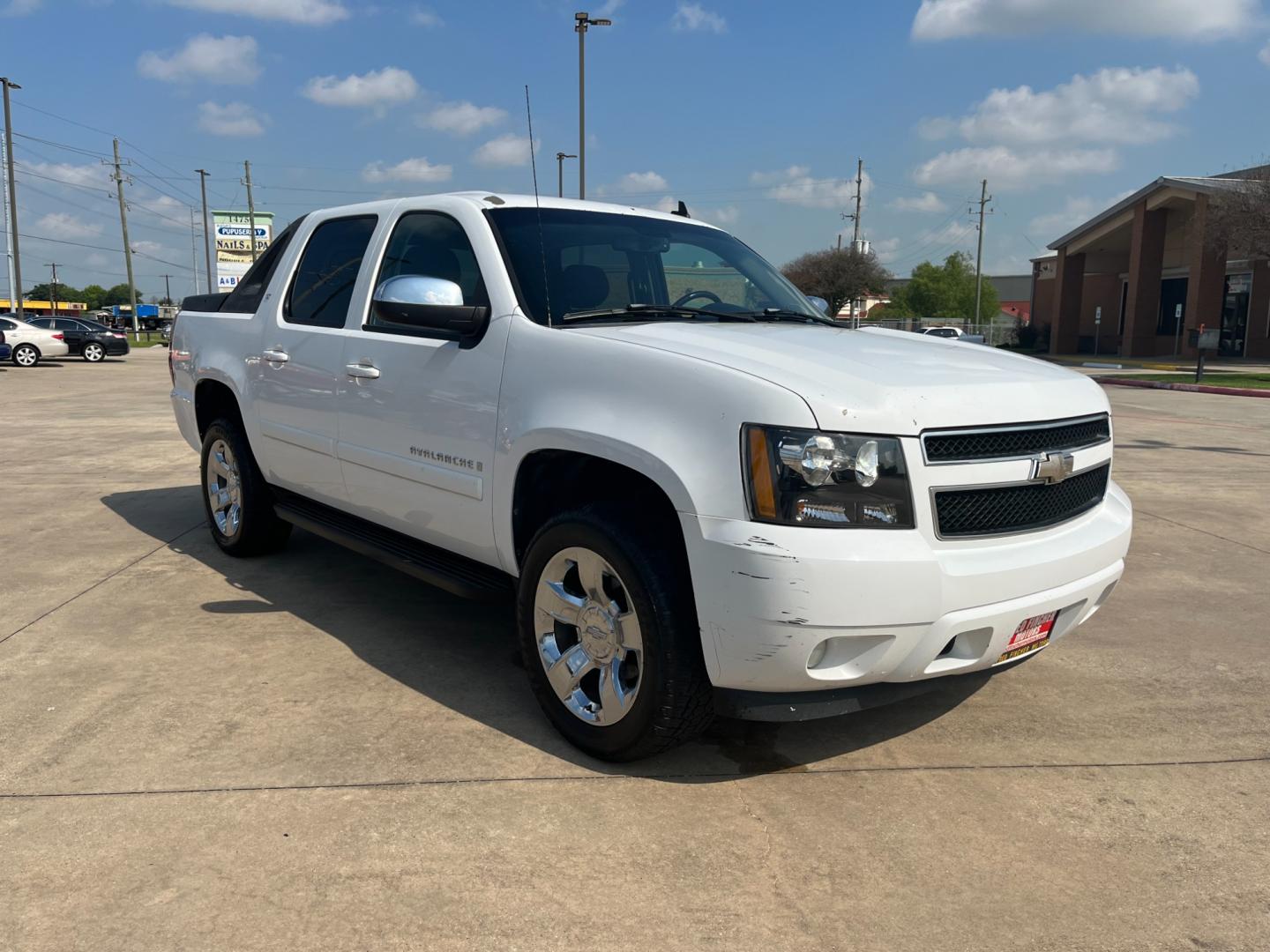 2008 white /black Chevrolet Avalanche LS 2WD (3GNEC12J18G) with an 5.3L V8 OHV 16V engine, 4-Speed Automatic Overdrive transmission, located at 14700 Tomball Parkway 249, Houston, TX, 77086, (281) 444-2200, 29.928619, -95.504074 - Photo#0