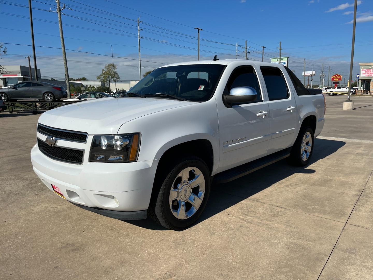 2008 white /black Chevrolet Avalanche LS 2WD (3GNEC12J18G) with an 5.3L V8 OHV 16V engine, 4-Speed Automatic Overdrive transmission, located at 14700 Tomball Parkway 249, Houston, TX, 77086, (281) 444-2200, 29.928619, -95.504074 - Photo#9