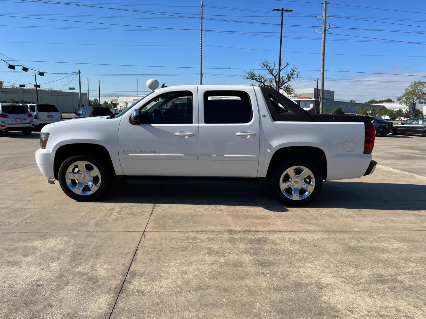 2008 white /black Chevrolet Avalanche LS 2WD (3GNEC12J18G) with an 5.3L V8 OHV 16V engine, 4-Speed Automatic Overdrive transmission, located at 14700 Tomball Parkway 249, Houston, TX, 77086, (281) 444-2200, 29.928619, -95.504074 - Photo#10