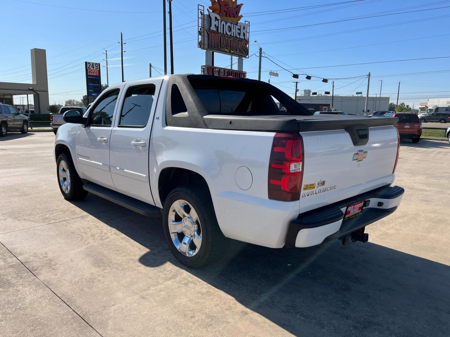 2008 white /black Chevrolet Avalanche LS 2WD (3GNEC12J18G) with an 5.3L V8 OHV 16V engine, 4-Speed Automatic Overdrive transmission, located at 14700 Tomball Parkway 249, Houston, TX, 77086, (281) 444-2200, 29.928619, -95.504074 - Photo#11