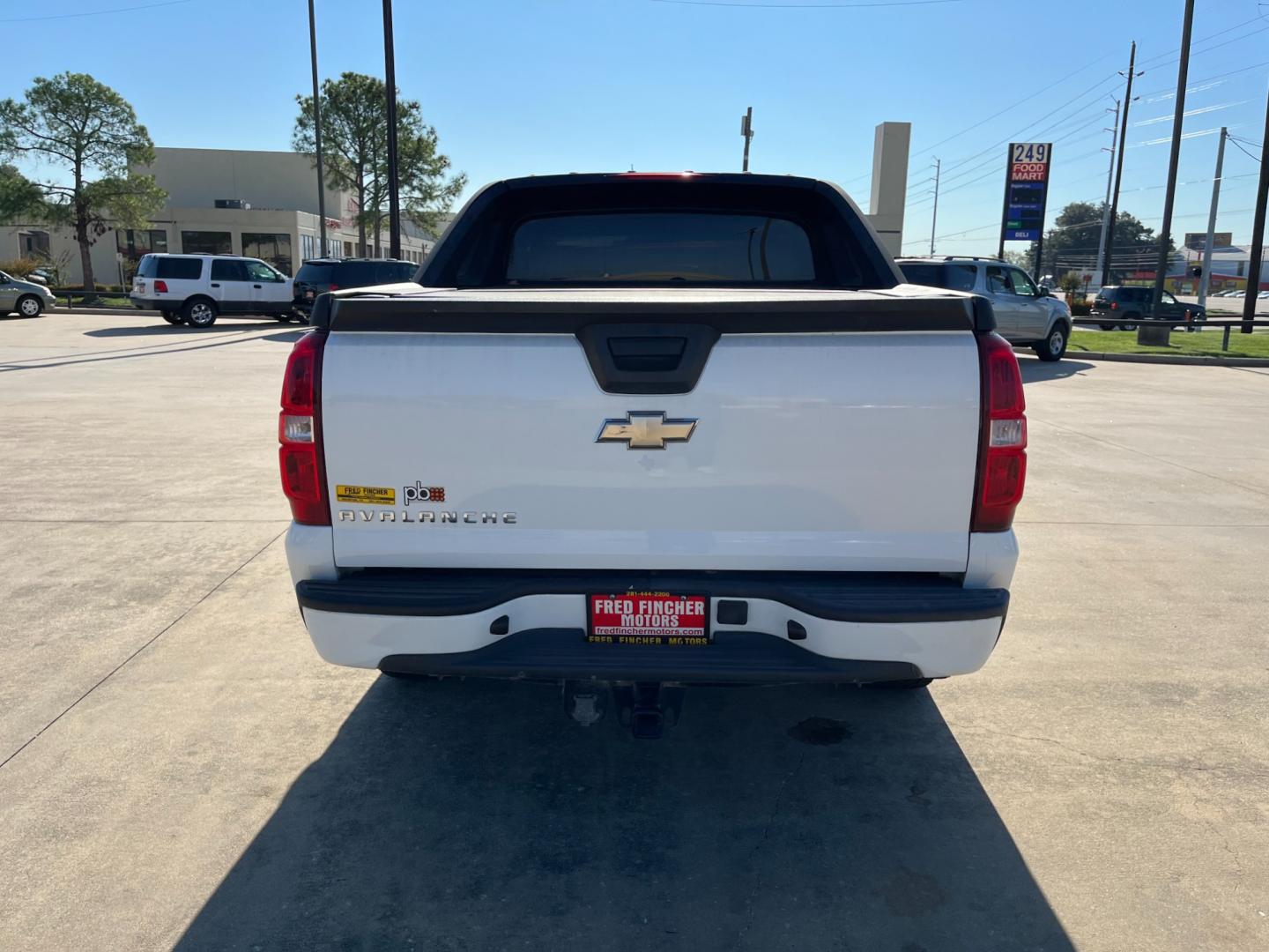 2008 white /black Chevrolet Avalanche LS 2WD (3GNEC12J18G) with an 5.3L V8 OHV 16V engine, 4-Speed Automatic Overdrive transmission, located at 14700 Tomball Parkway 249, Houston, TX, 77086, (281) 444-2200, 29.928619, -95.504074 - Photo#12