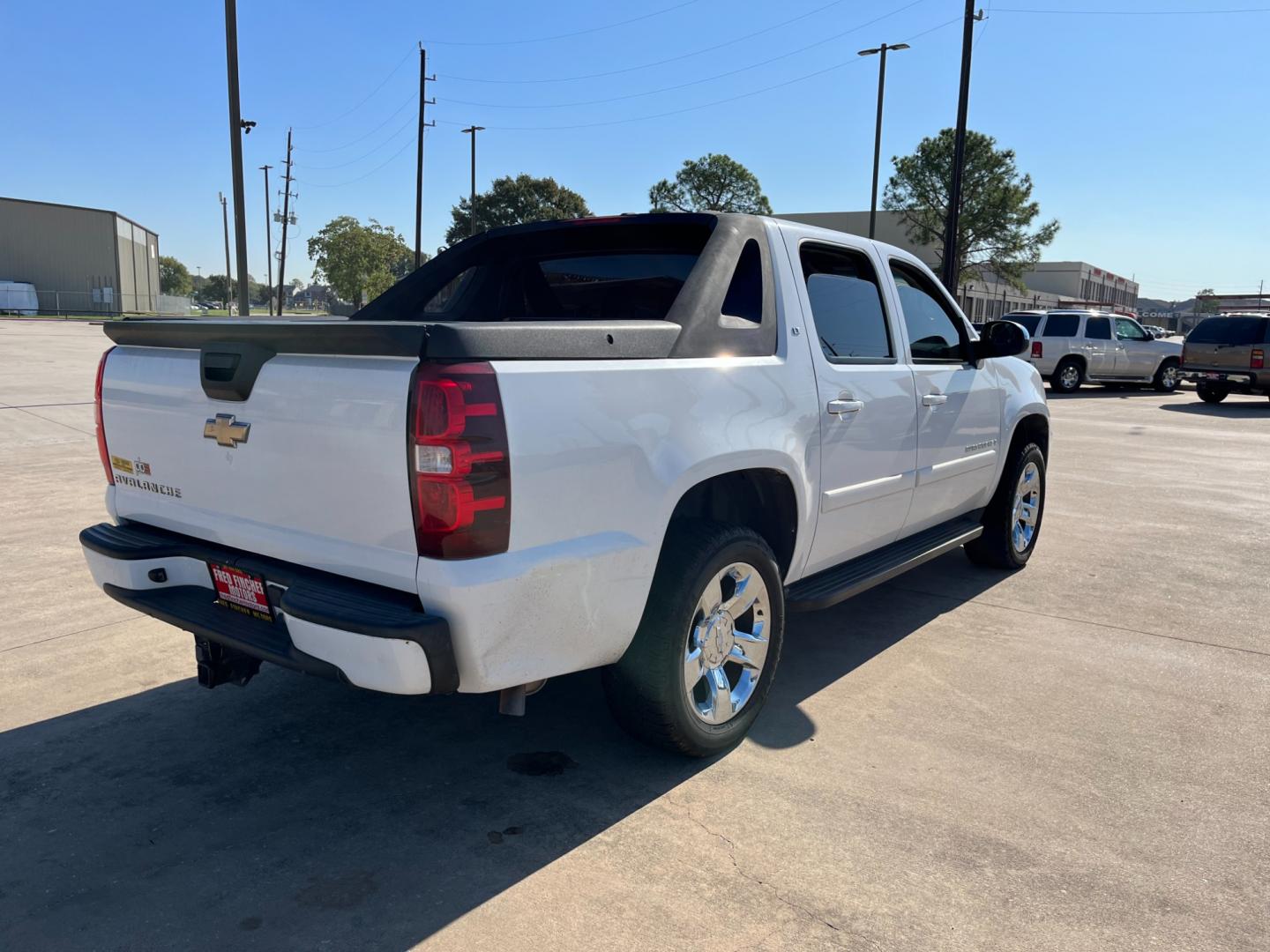 2008 white /black Chevrolet Avalanche LS 2WD (3GNEC12J18G) with an 5.3L V8 OHV 16V engine, 4-Speed Automatic Overdrive transmission, located at 14700 Tomball Parkway 249, Houston, TX, 77086, (281) 444-2200, 29.928619, -95.504074 - Photo#13