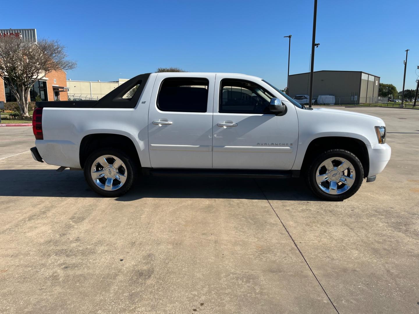 2008 white /black Chevrolet Avalanche LS 2WD (3GNEC12J18G) with an 5.3L V8 OHV 16V engine, 4-Speed Automatic Overdrive transmission, located at 14700 Tomball Parkway 249, Houston, TX, 77086, (281) 444-2200, 29.928619, -95.504074 - Photo#14