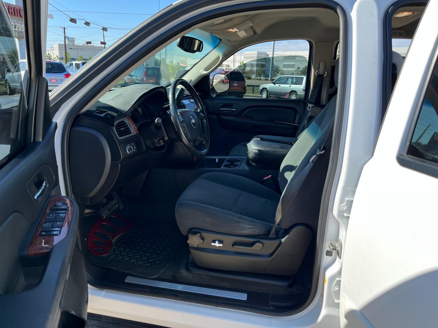 2008 white /black Chevrolet Avalanche LS 2WD (3GNEC12J18G) with an 5.3L V8 OHV 16V engine, 4-Speed Automatic Overdrive transmission, located at 14700 Tomball Parkway 249, Houston, TX, 77086, (281) 444-2200, 29.928619, -95.504074 - Photo#15