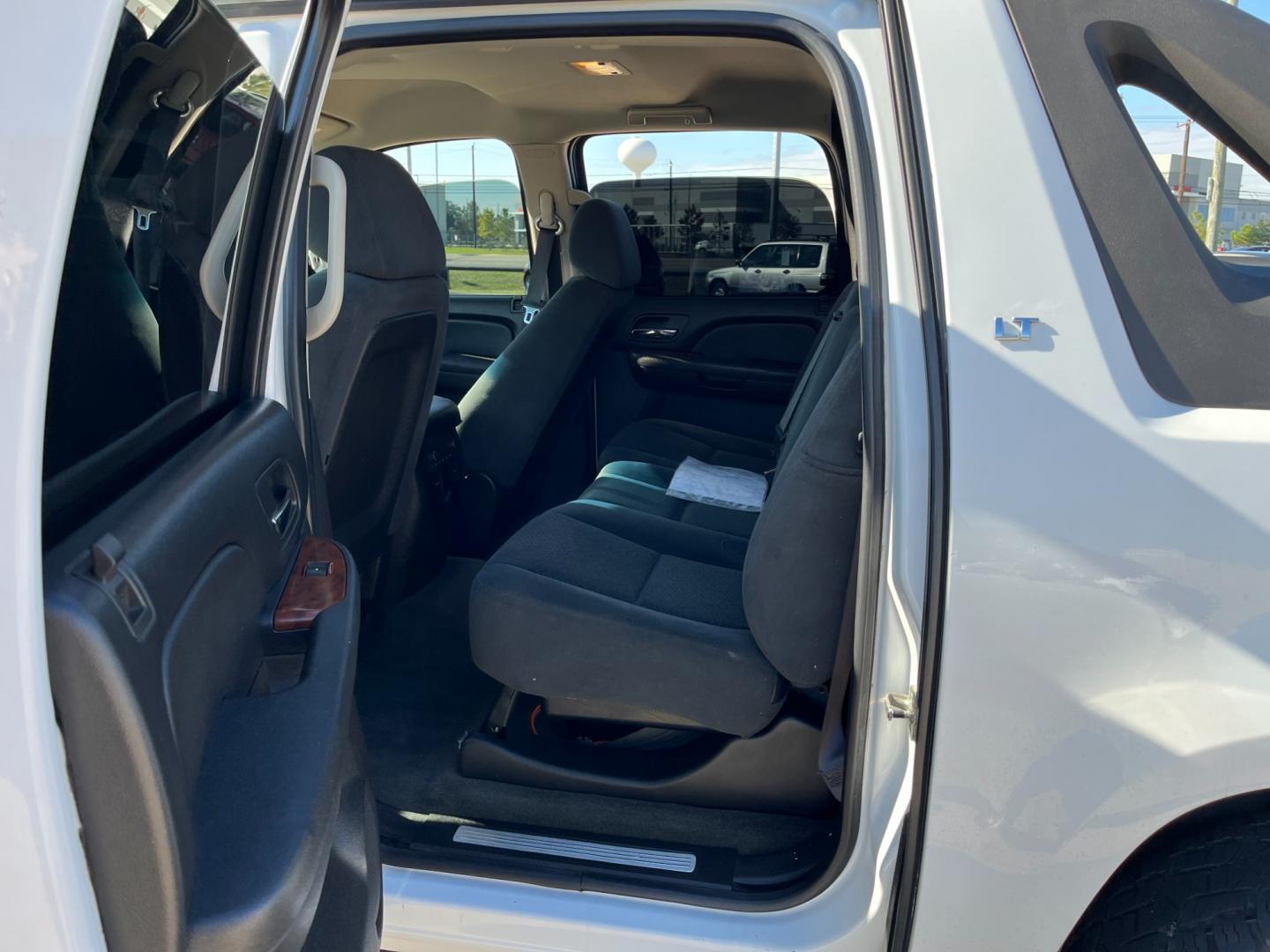 2008 white /black Chevrolet Avalanche LS 2WD (3GNEC12J18G) with an 5.3L V8 OHV 16V engine, 4-Speed Automatic Overdrive transmission, located at 14700 Tomball Parkway 249, Houston, TX, 77086, (281) 444-2200, 29.928619, -95.504074 - Photo#16