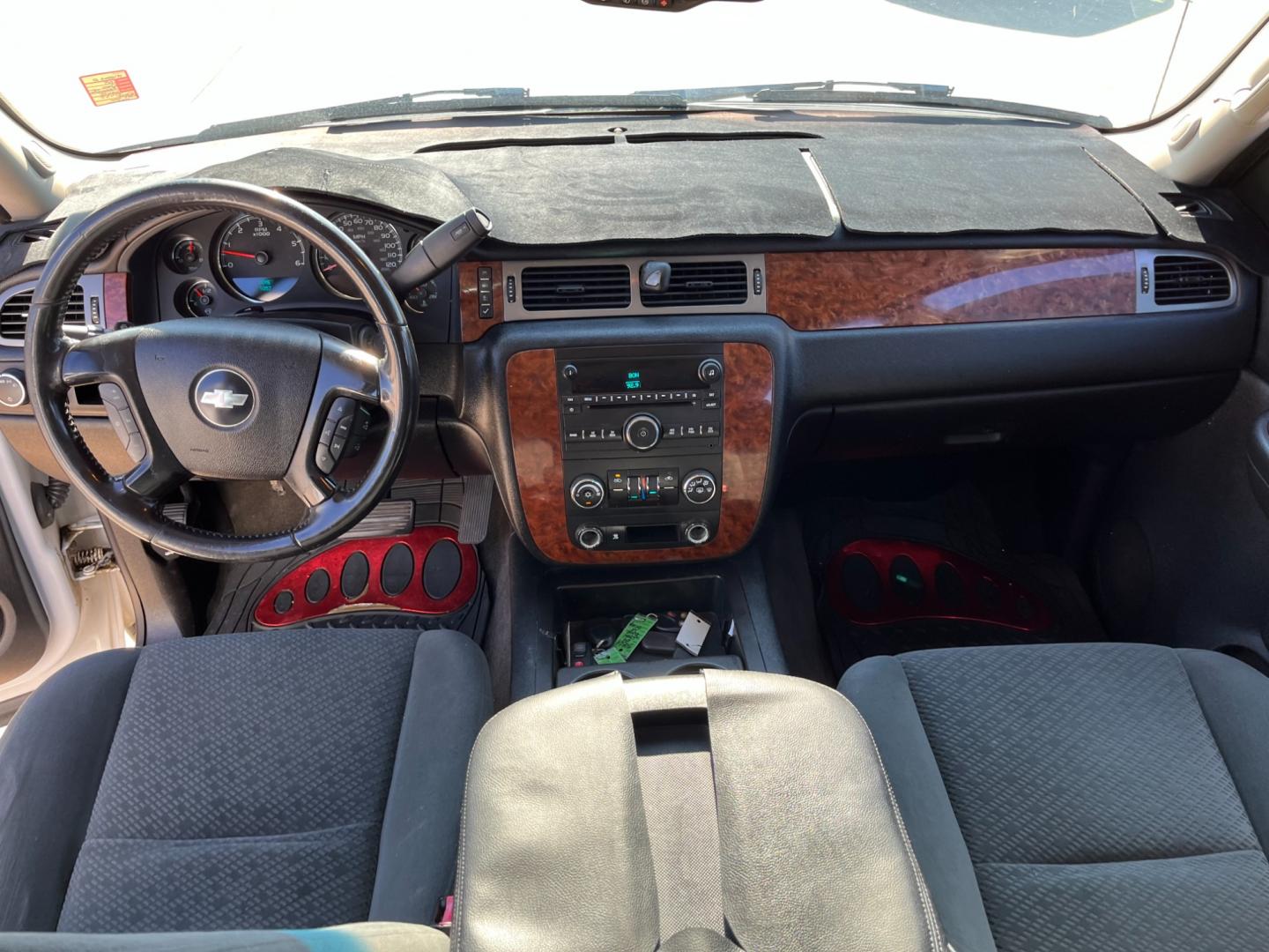 2008 white /black Chevrolet Avalanche LS 2WD (3GNEC12J18G) with an 5.3L V8 OHV 16V engine, 4-Speed Automatic Overdrive transmission, located at 14700 Tomball Parkway 249, Houston, TX, 77086, (281) 444-2200, 29.928619, -95.504074 - Photo#17