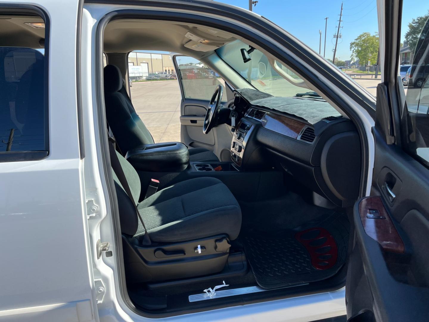 2008 white /black Chevrolet Avalanche LS 2WD (3GNEC12J18G) with an 5.3L V8 OHV 16V engine, 4-Speed Automatic Overdrive transmission, located at 14700 Tomball Parkway 249, Houston, TX, 77086, (281) 444-2200, 29.928619, -95.504074 - Photo#18