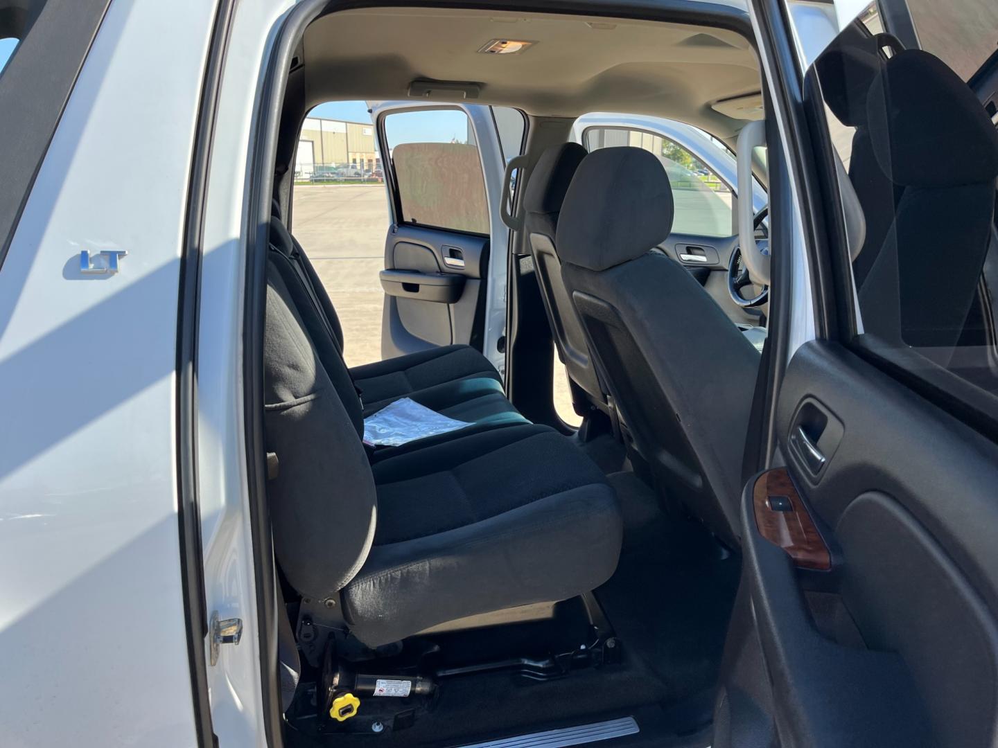 2008 white /black Chevrolet Avalanche LS 2WD (3GNEC12J18G) with an 5.3L V8 OHV 16V engine, 4-Speed Automatic Overdrive transmission, located at 14700 Tomball Parkway 249, Houston, TX, 77086, (281) 444-2200, 29.928619, -95.504074 - Photo#19