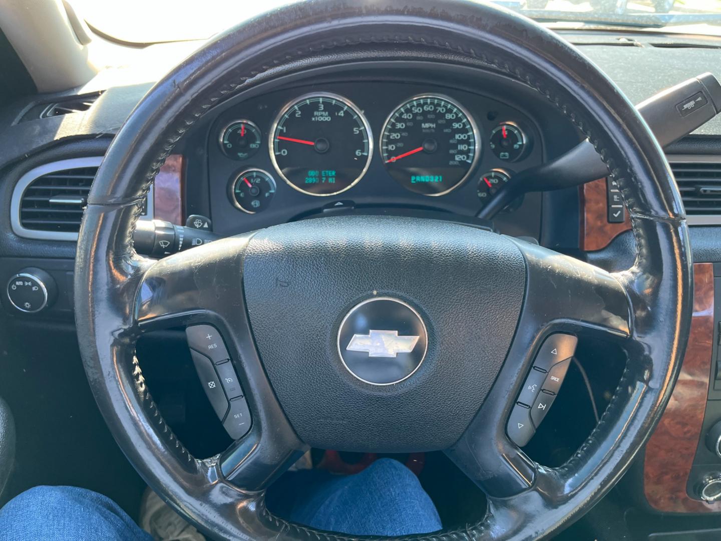 2008 white /black Chevrolet Avalanche LS 2WD (3GNEC12J18G) with an 5.3L V8 OHV 16V engine, 4-Speed Automatic Overdrive transmission, located at 14700 Tomball Parkway 249, Houston, TX, 77086, (281) 444-2200, 29.928619, -95.504074 - Photo#21