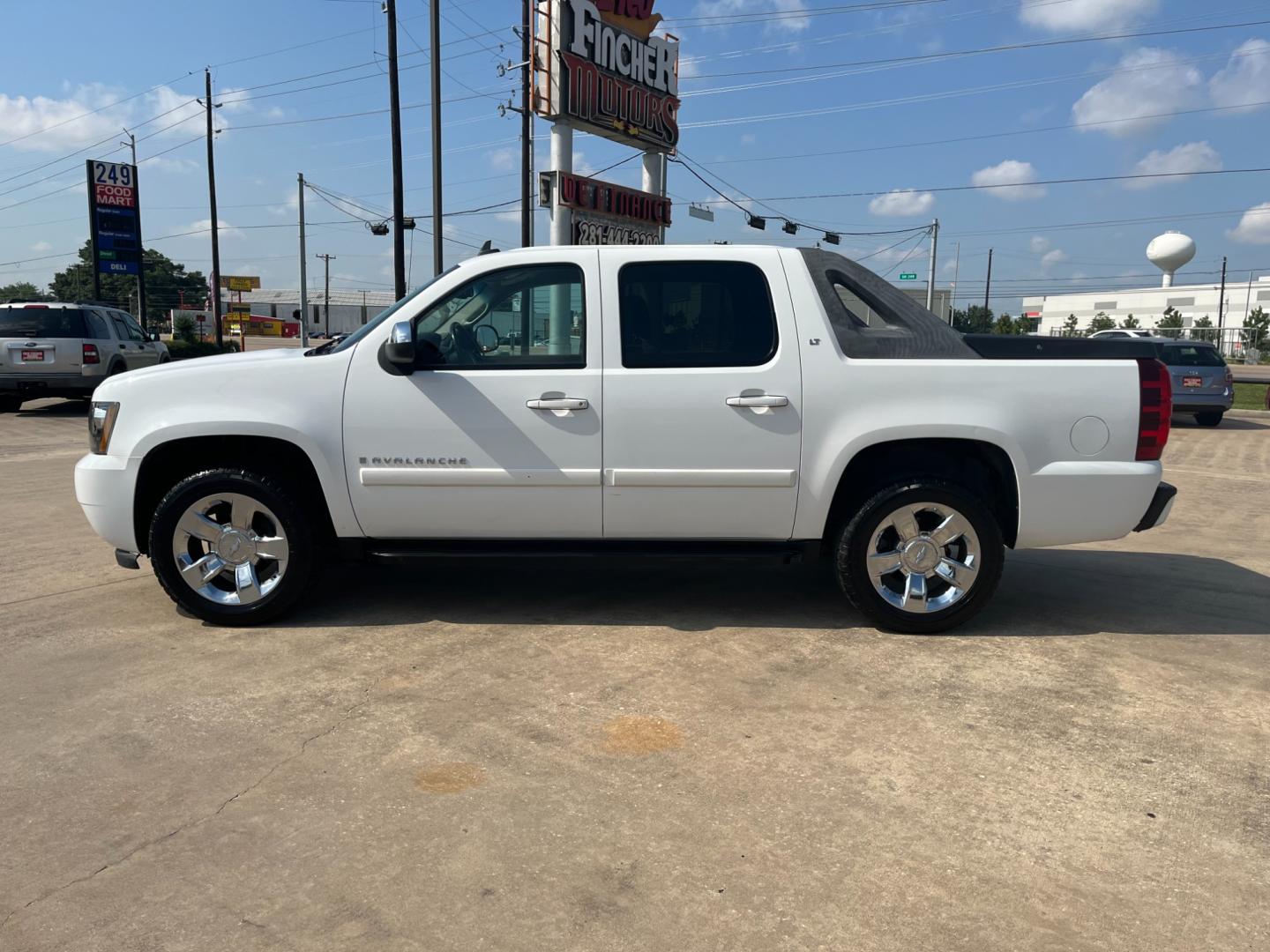 2008 white /black Chevrolet Avalanche LS 2WD (3GNEC12J18G) with an 5.3L V8 OHV 16V engine, 4-Speed Automatic Overdrive transmission, located at 14700 Tomball Parkway 249, Houston, TX, 77086, (281) 444-2200, 29.928619, -95.504074 - Photo#3