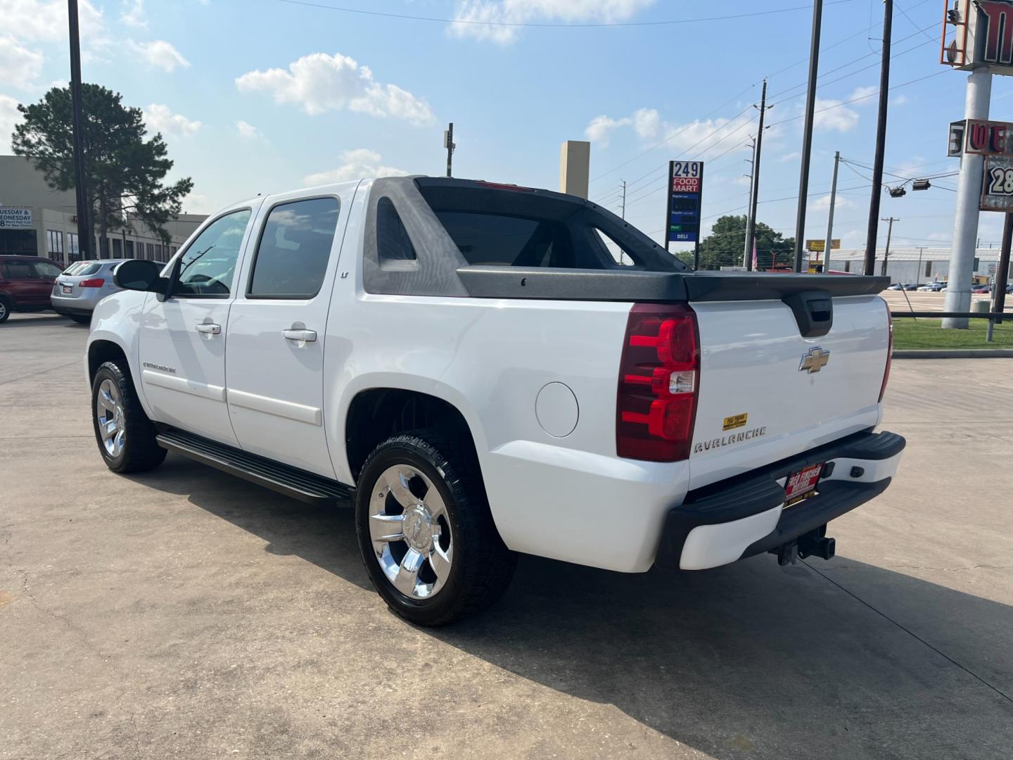 2008 white /black Chevrolet Avalanche LS 2WD (3GNEC12J18G) with an 5.3L V8 OHV 16V engine, 4-Speed Automatic Overdrive transmission, located at 14700 Tomball Parkway 249, Houston, TX, 77086, (281) 444-2200, 29.928619, -95.504074 - Photo#4