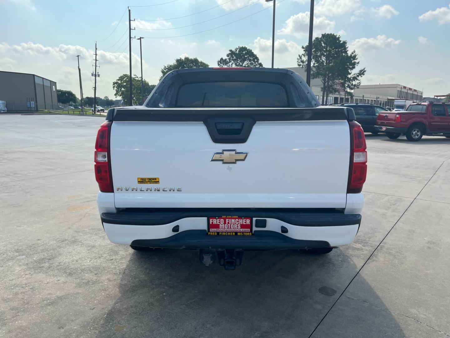 2008 white /black Chevrolet Avalanche LS 2WD (3GNEC12J18G) with an 5.3L V8 OHV 16V engine, 4-Speed Automatic Overdrive transmission, located at 14700 Tomball Parkway 249, Houston, TX, 77086, (281) 444-2200, 29.928619, -95.504074 - Photo#5