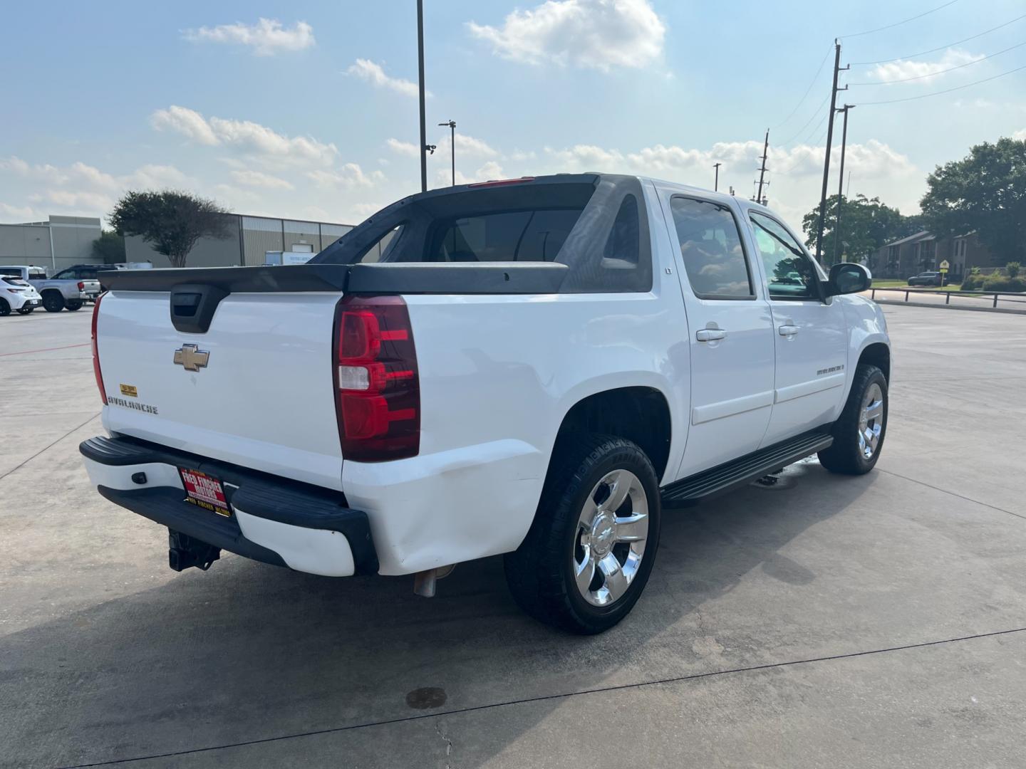 2008 white /black Chevrolet Avalanche LS 2WD (3GNEC12J18G) with an 5.3L V8 OHV 16V engine, 4-Speed Automatic Overdrive transmission, located at 14700 Tomball Parkway 249, Houston, TX, 77086, (281) 444-2200, 29.928619, -95.504074 - Photo#6