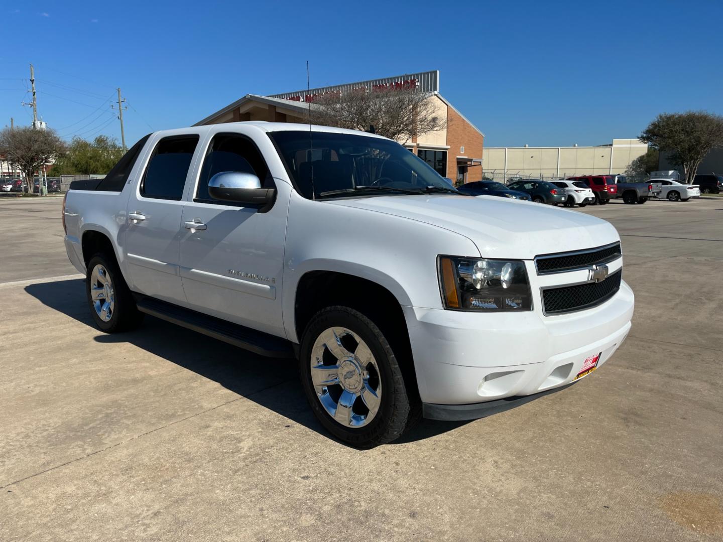 2008 white /black Chevrolet Avalanche LS 2WD (3GNEC12J18G) with an 5.3L V8 OHV 16V engine, 4-Speed Automatic Overdrive transmission, located at 14700 Tomball Parkway 249, Houston, TX, 77086, (281) 444-2200, 29.928619, -95.504074 - Photo#7