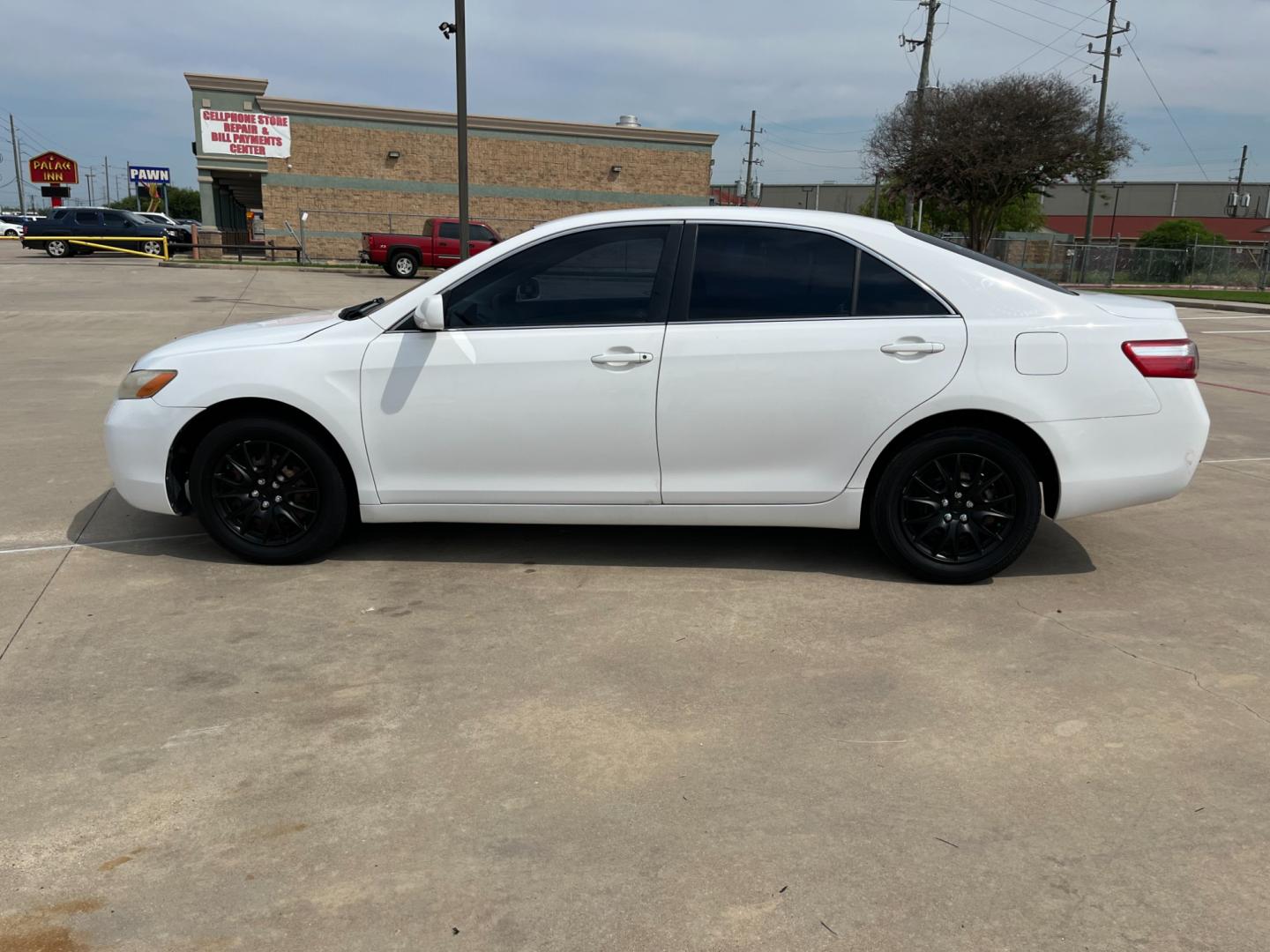 2007 white /gray Toyota Camry CE 5-Spd AT (JTNBE46K373) with an 2.4L L4 DOHC 16V engine, 5-Speed Automatic Overdrive transmission, located at 14700 Tomball Parkway 249, Houston, TX, 77086, (281) 444-2200, 29.928619, -95.504074 - Photo#3