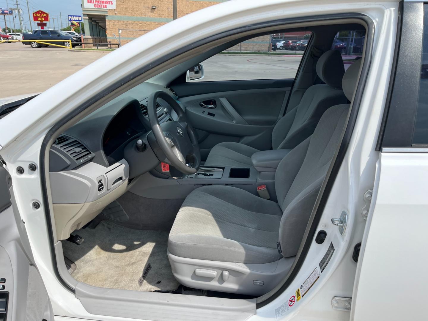 2007 white /gray Toyota Camry CE 5-Spd AT (JTNBE46K373) with an 2.4L L4 DOHC 16V engine, 5-Speed Automatic Overdrive transmission, located at 14700 Tomball Parkway 249, Houston, TX, 77086, (281) 444-2200, 29.928619, -95.504074 - Photo#8