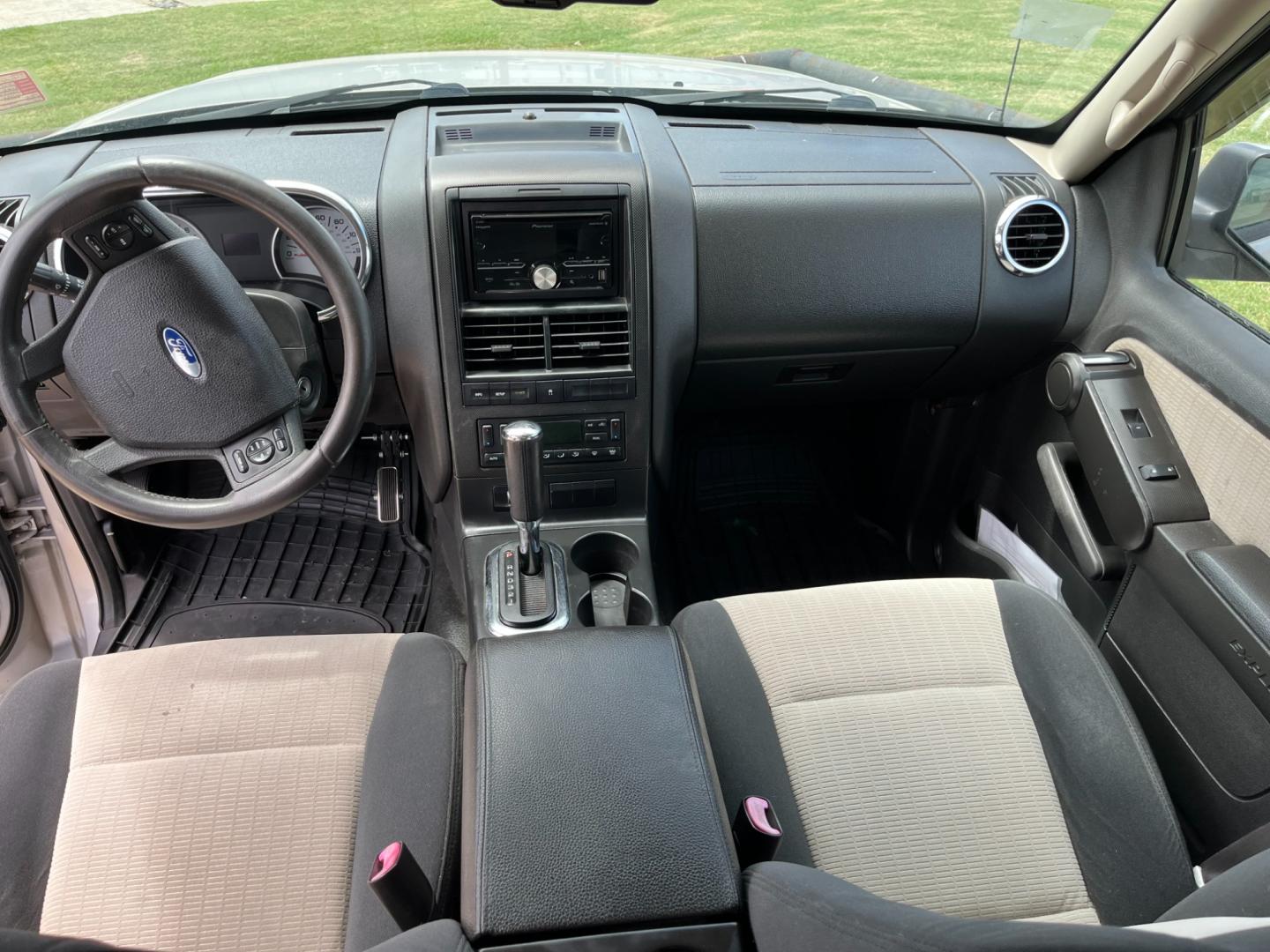 2007 SILVER /black Ford Explorer Sport Trac Limited 4.0L 2WD (1FMEU33K27U) with an 4.0L V6 SOHC 12V FFV engine, 5-Speed Automatic transmission, located at 14700 Tomball Parkway 249, Houston, TX, 77086, (281) 444-2200, 29.928619, -95.504074 - Photo#10