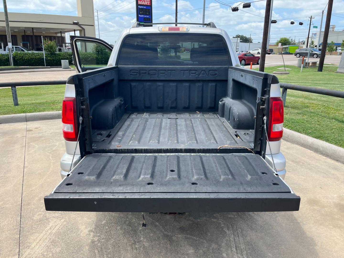 2007 SILVER /black Ford Explorer Sport Trac Limited 4.0L 2WD (1FMEU33K27U) with an 4.0L V6 SOHC 12V FFV engine, 5-Speed Automatic transmission, located at 14700 Tomball Parkway 249, Houston, TX, 77086, (281) 444-2200, 29.928619, -95.504074 - Photo#13