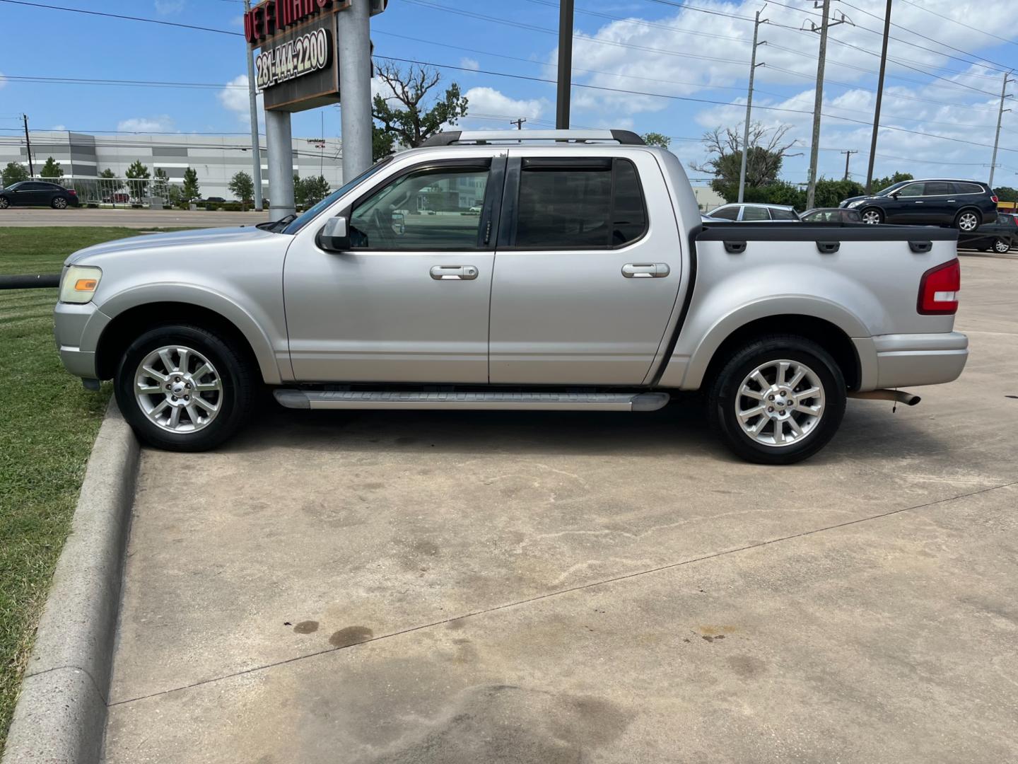 2007 SILVER /black Ford Explorer Sport Trac Limited 4.0L 2WD (1FMEU33K27U) with an 4.0L V6 SOHC 12V FFV engine, 5-Speed Automatic transmission, located at 14700 Tomball Parkway 249, Houston, TX, 77086, (281) 444-2200, 29.928619, -95.504074 - Photo#3