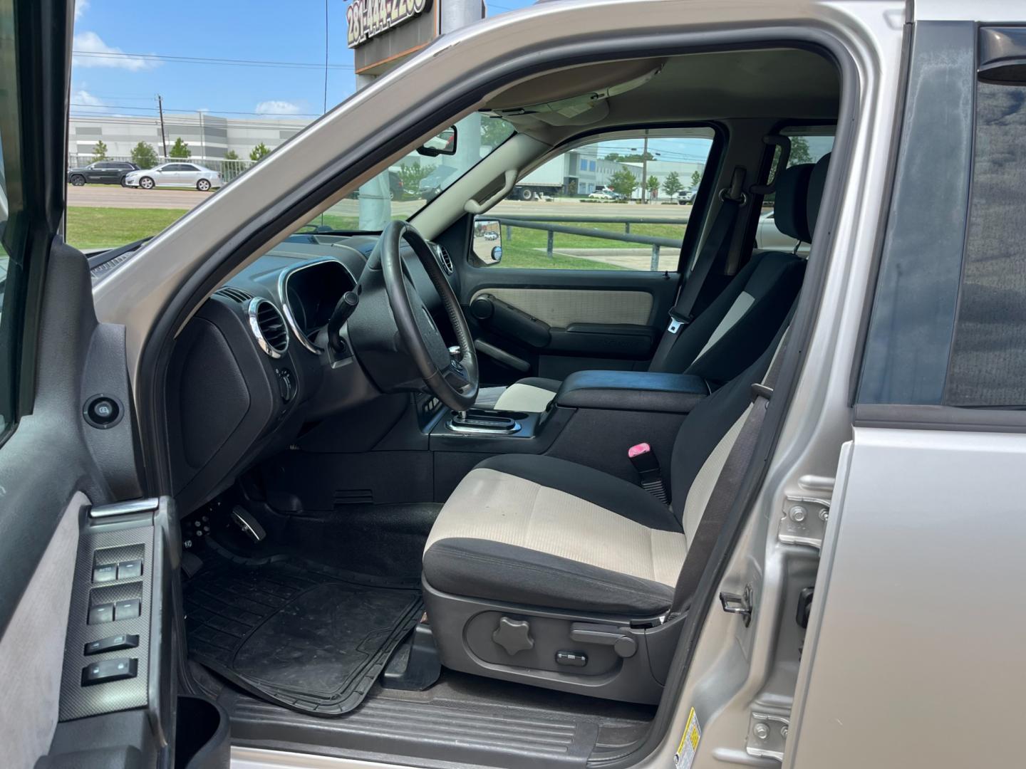 2007 SILVER /black Ford Explorer Sport Trac Limited 4.0L 2WD (1FMEU33K27U) with an 4.0L V6 SOHC 12V FFV engine, 5-Speed Automatic transmission, located at 14700 Tomball Parkway 249, Houston, TX, 77086, (281) 444-2200, 29.928619, -95.504074 - Photo#8