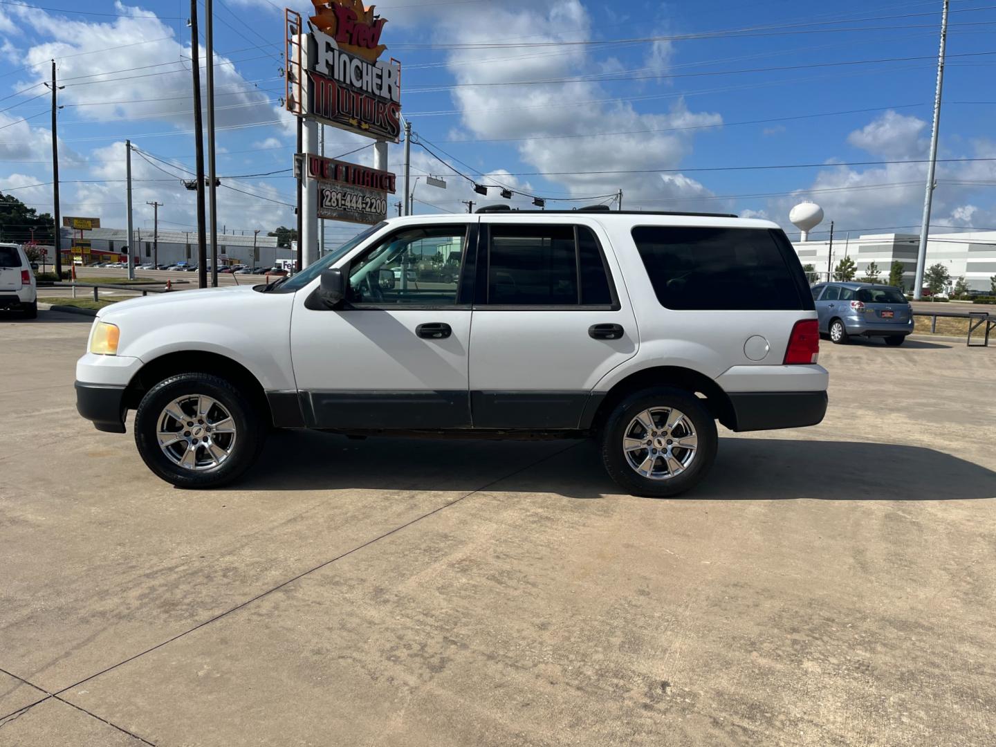 2004 white /gray Ford Expedition XLS 4.6L 2WD (1FMRU13W34L) with an 4.6L V8 SOHC 16V engine, 4-Speed Automatic Overdrive transmission, located at 14700 Tomball Parkway 249, Houston, TX, 77086, (281) 444-2200, 29.928619, -95.504074 - Photo#3