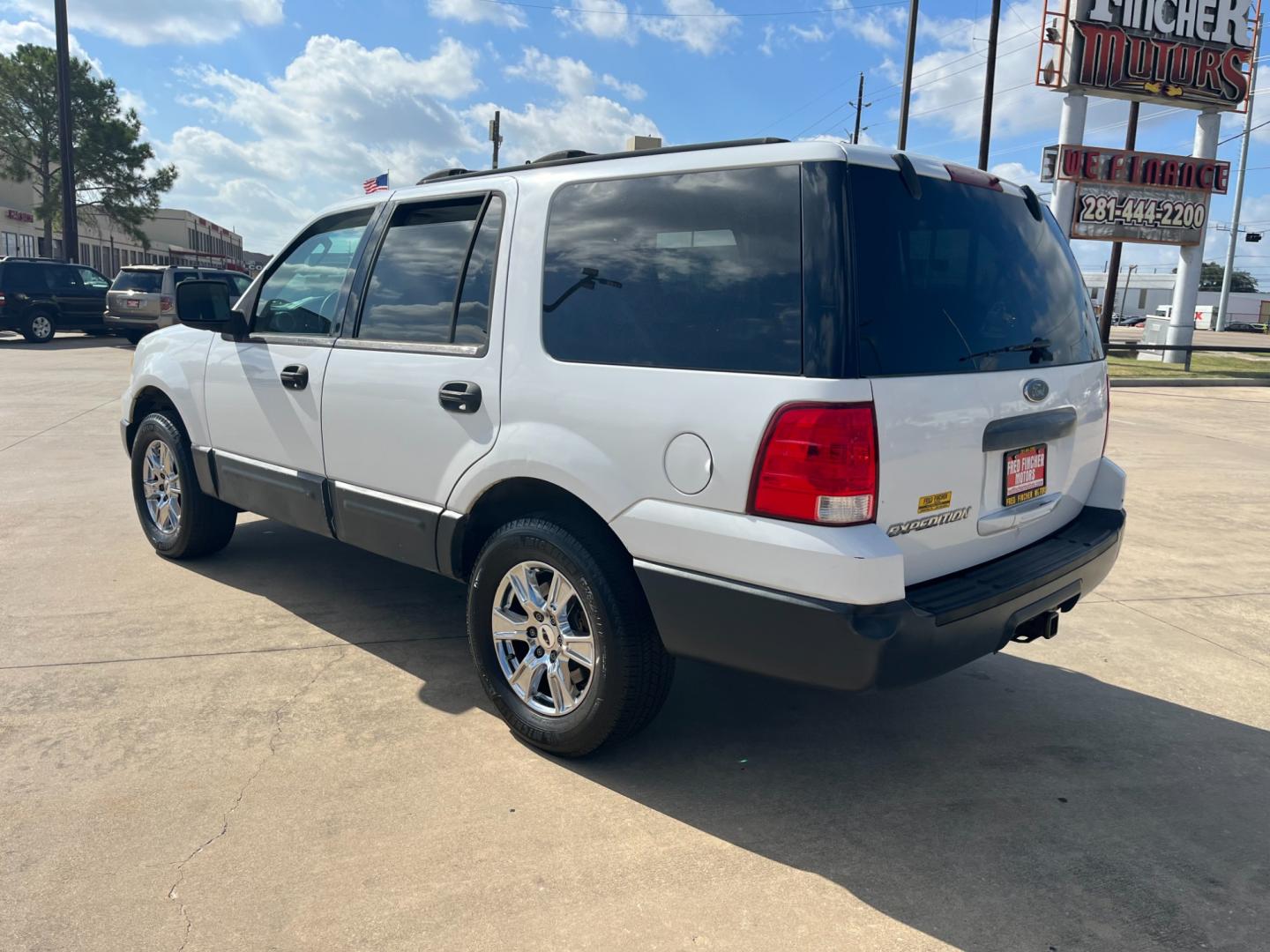 2004 white /gray Ford Expedition XLS 4.6L 2WD (1FMRU13W34L) with an 4.6L V8 SOHC 16V engine, 4-Speed Automatic Overdrive transmission, located at 14700 Tomball Parkway 249, Houston, TX, 77086, (281) 444-2200, 29.928619, -95.504074 - Photo#4